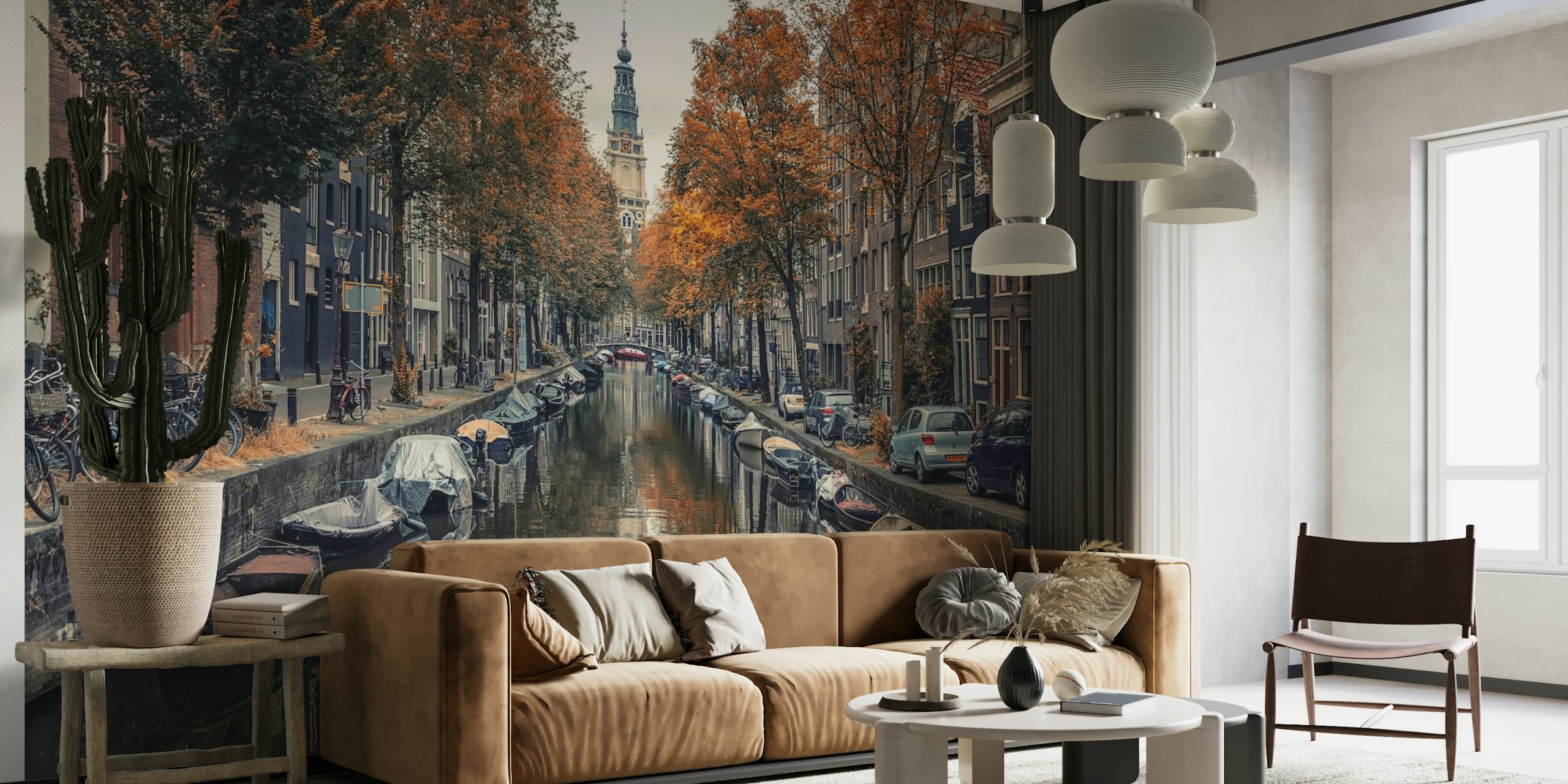 Canais de Amsterdã no outono com folhas laranja e edifícios históricos