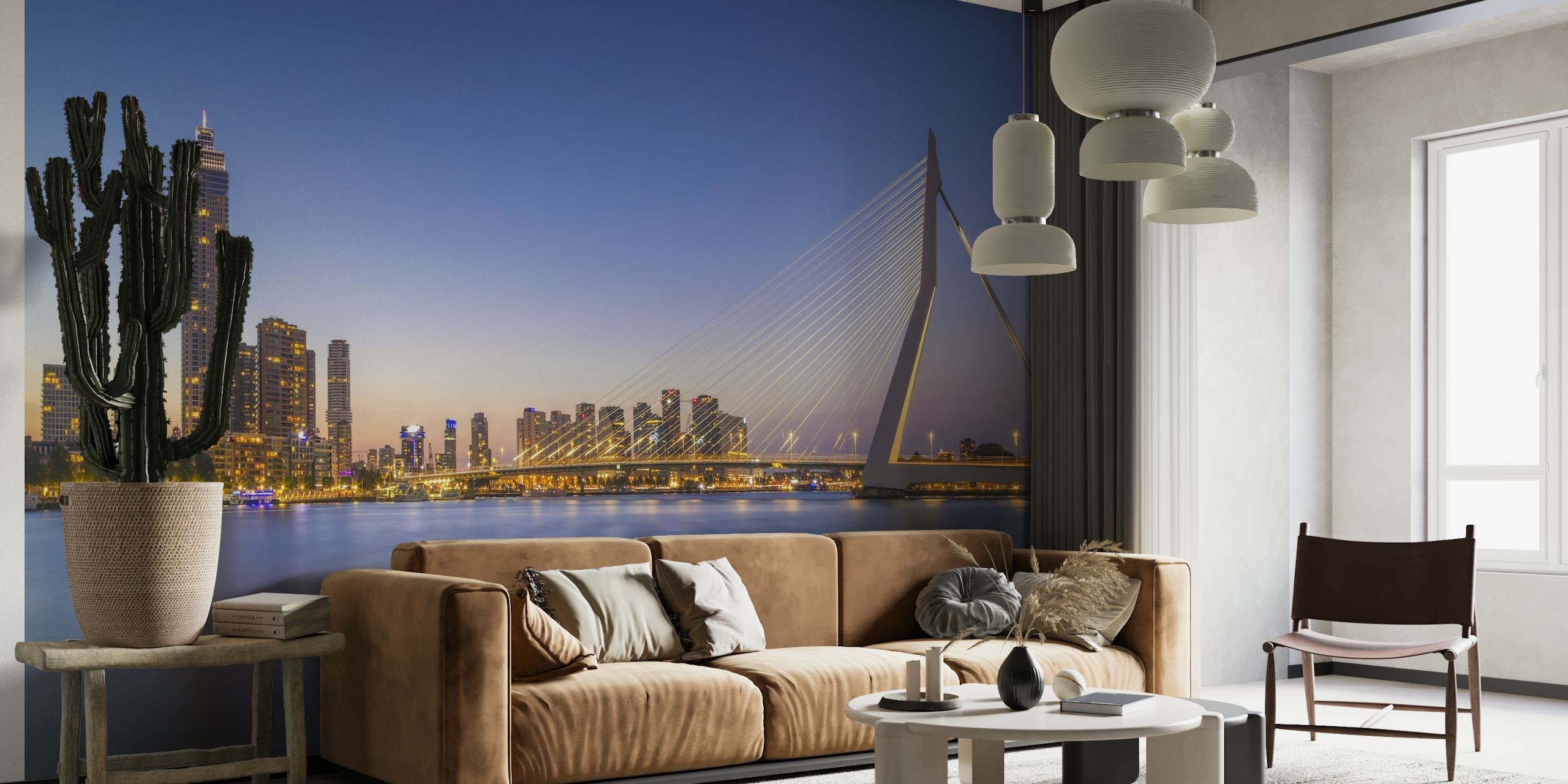 Vægmaleri af Erasmus Bridge og Rotterdams skyline i skumringen med reflekterende vand