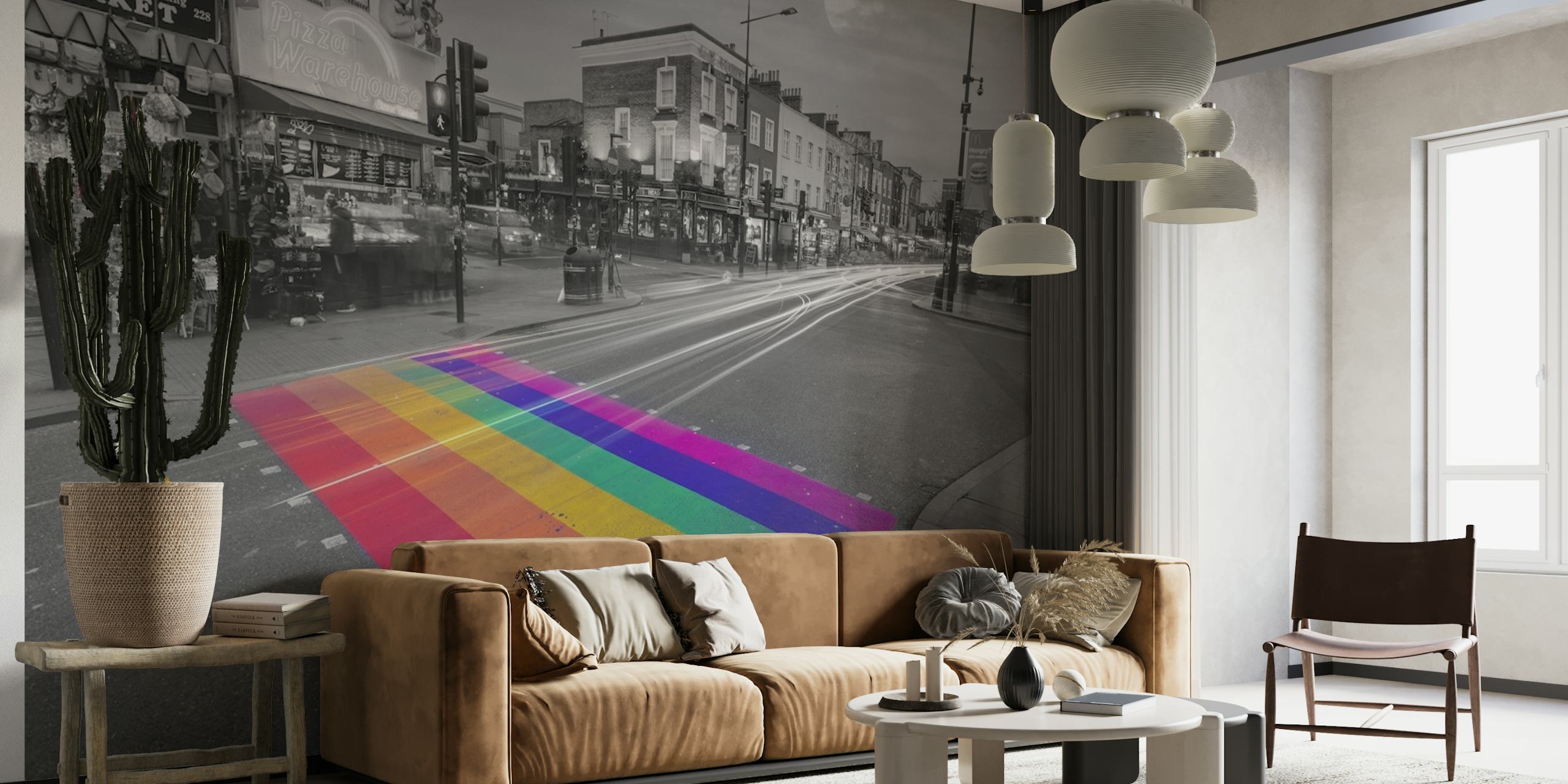 Barevná nástěnná malba přechodu pro chodce v monochromatickém panoráma města