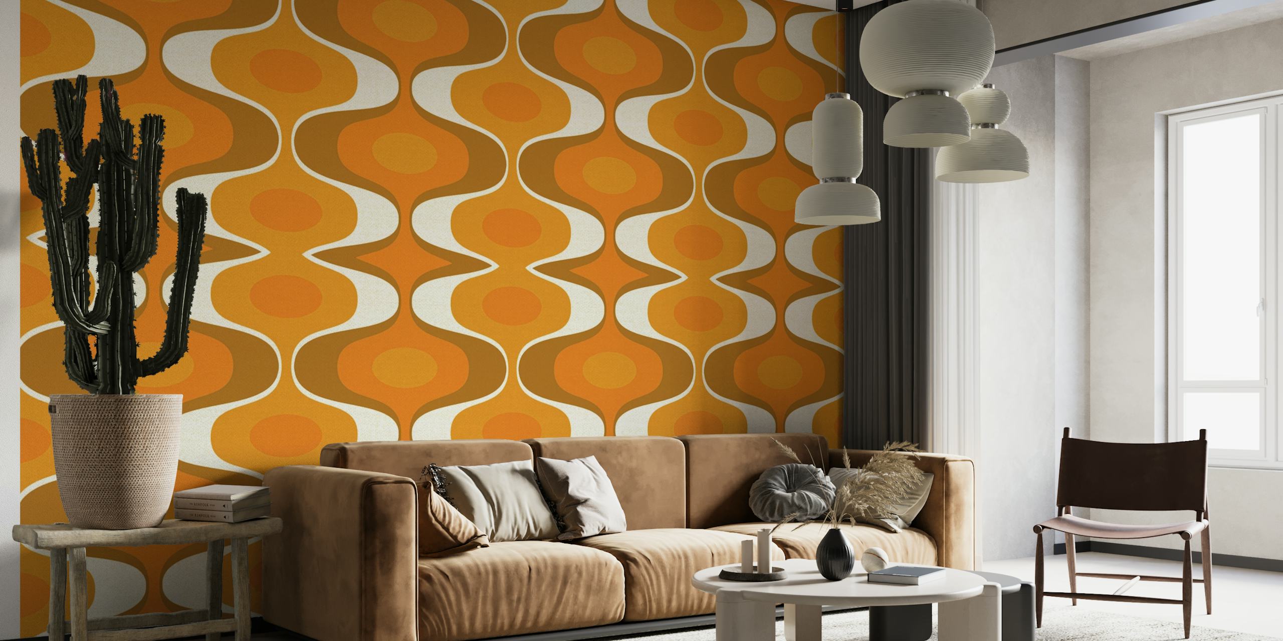 Muurschildering met geometrisch patroon in oranje en aardetinten die de retrostijl uit de jaren 70 weerspiegelen
