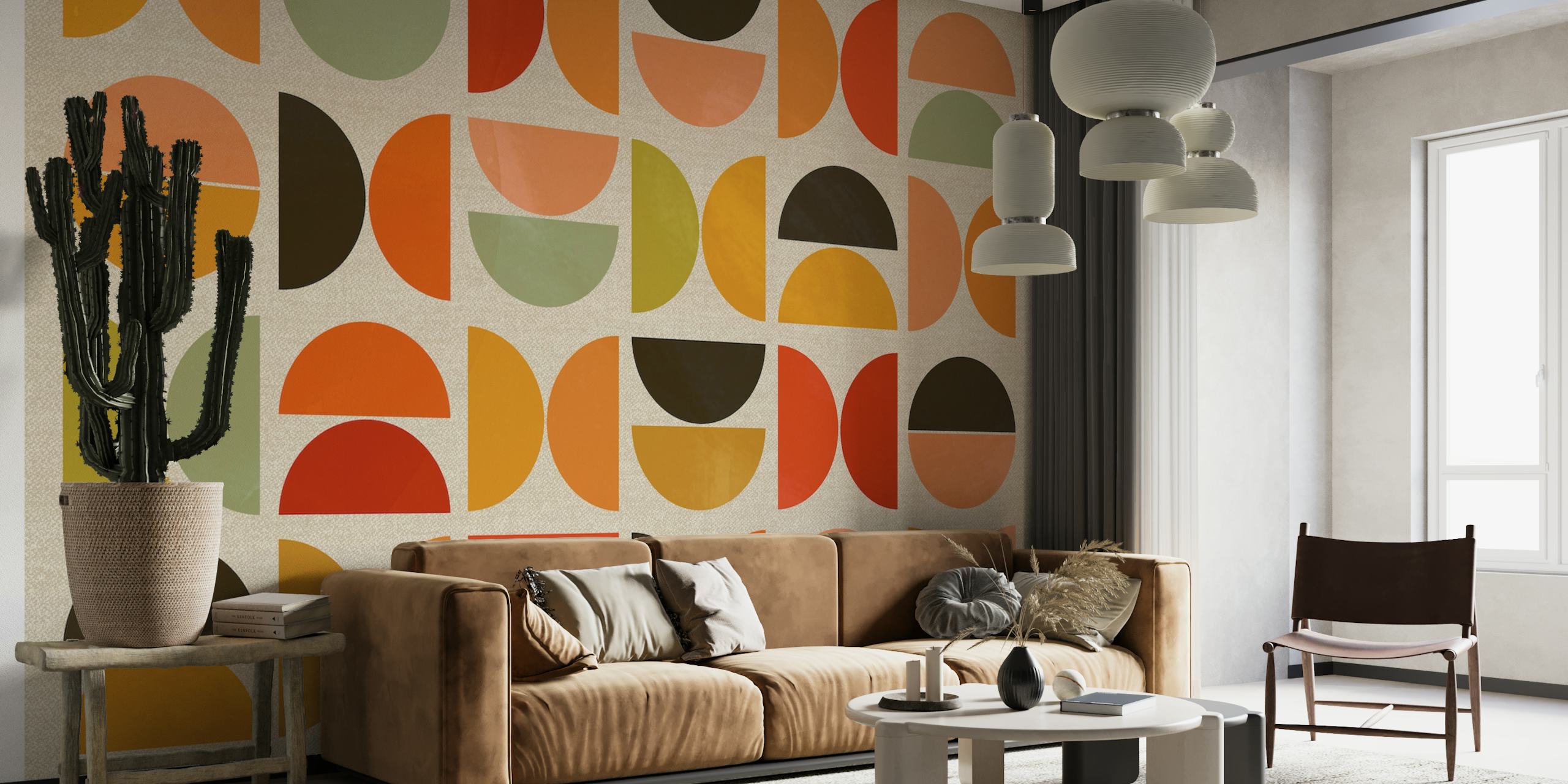 Formas semicirculares abstratas e traços em tons aquarela de laranja, verde e marrom em um mural de parede creme