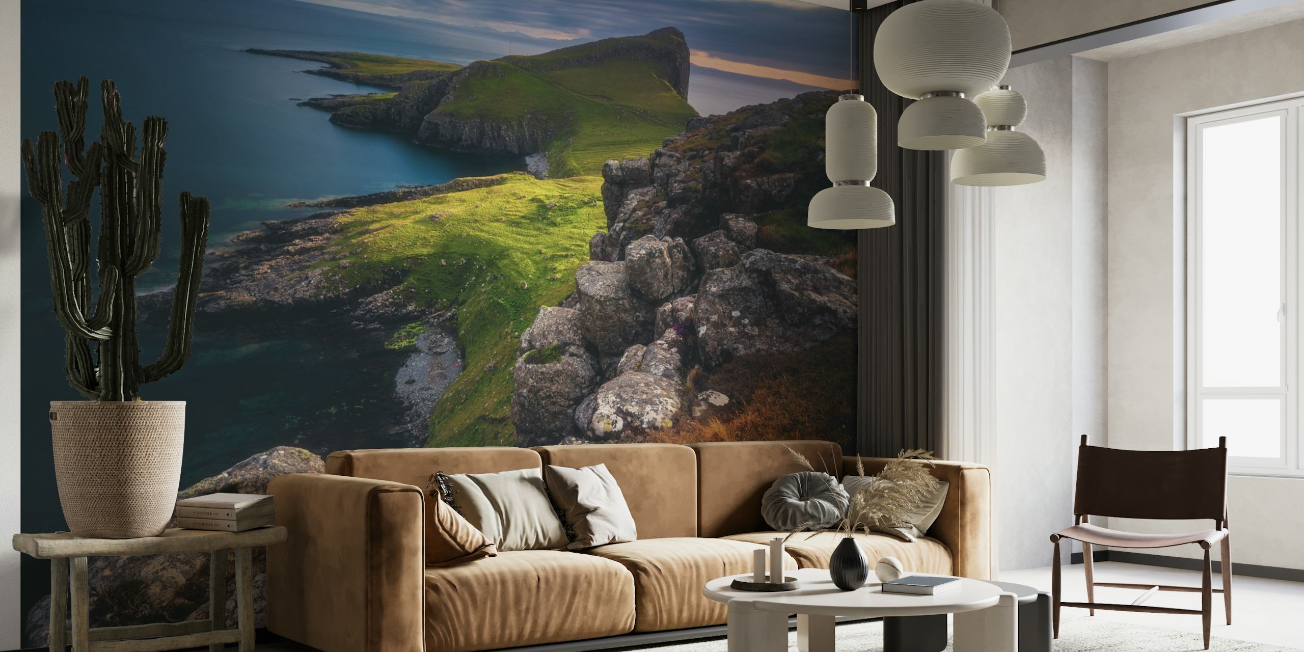Neist Pointin seinämaalaus, joka kuvaa rauhallista Skotlannin rannikkoa ja majakka kaukaa hämärässä.