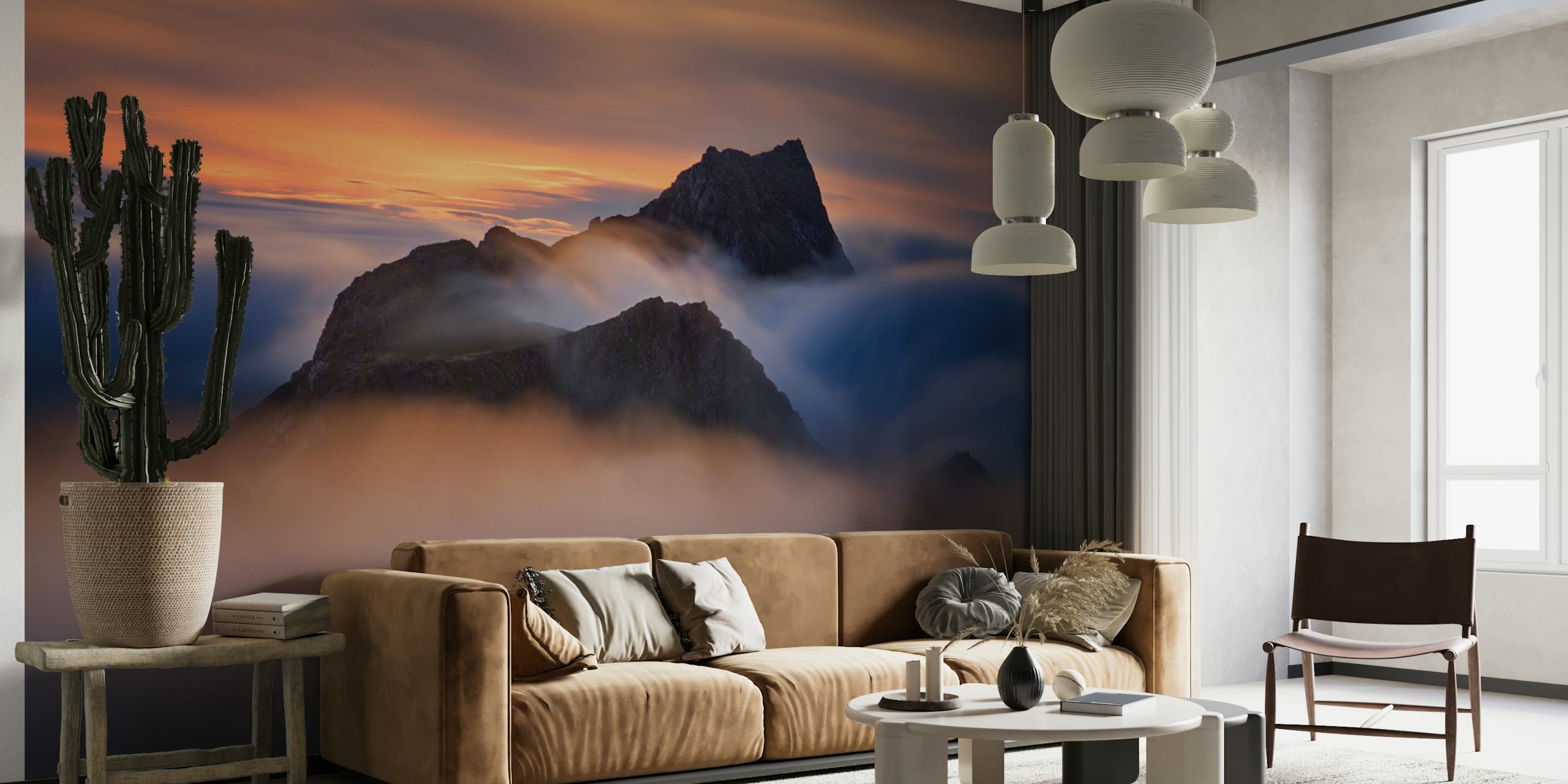 Majestætisk bjergtop med tågede skyer vægmaleri