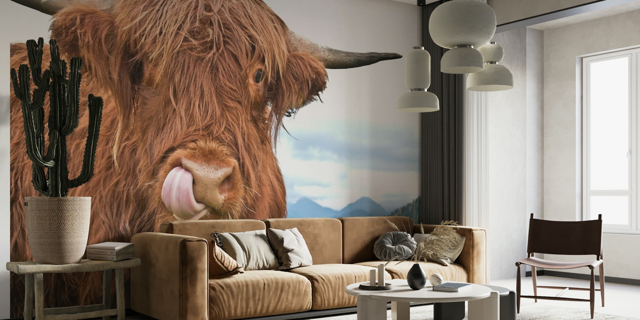 Vaca de las tierras altas con el pelo desgreñado sacando la lengua contra el paisaje como telón de fondo en un mural de pared