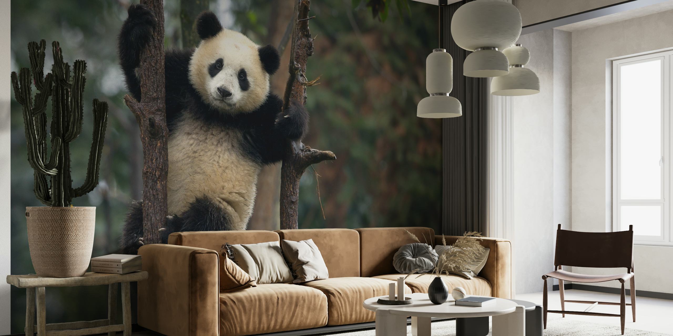 Panda kiipeämässä puuhun seinämaalaus