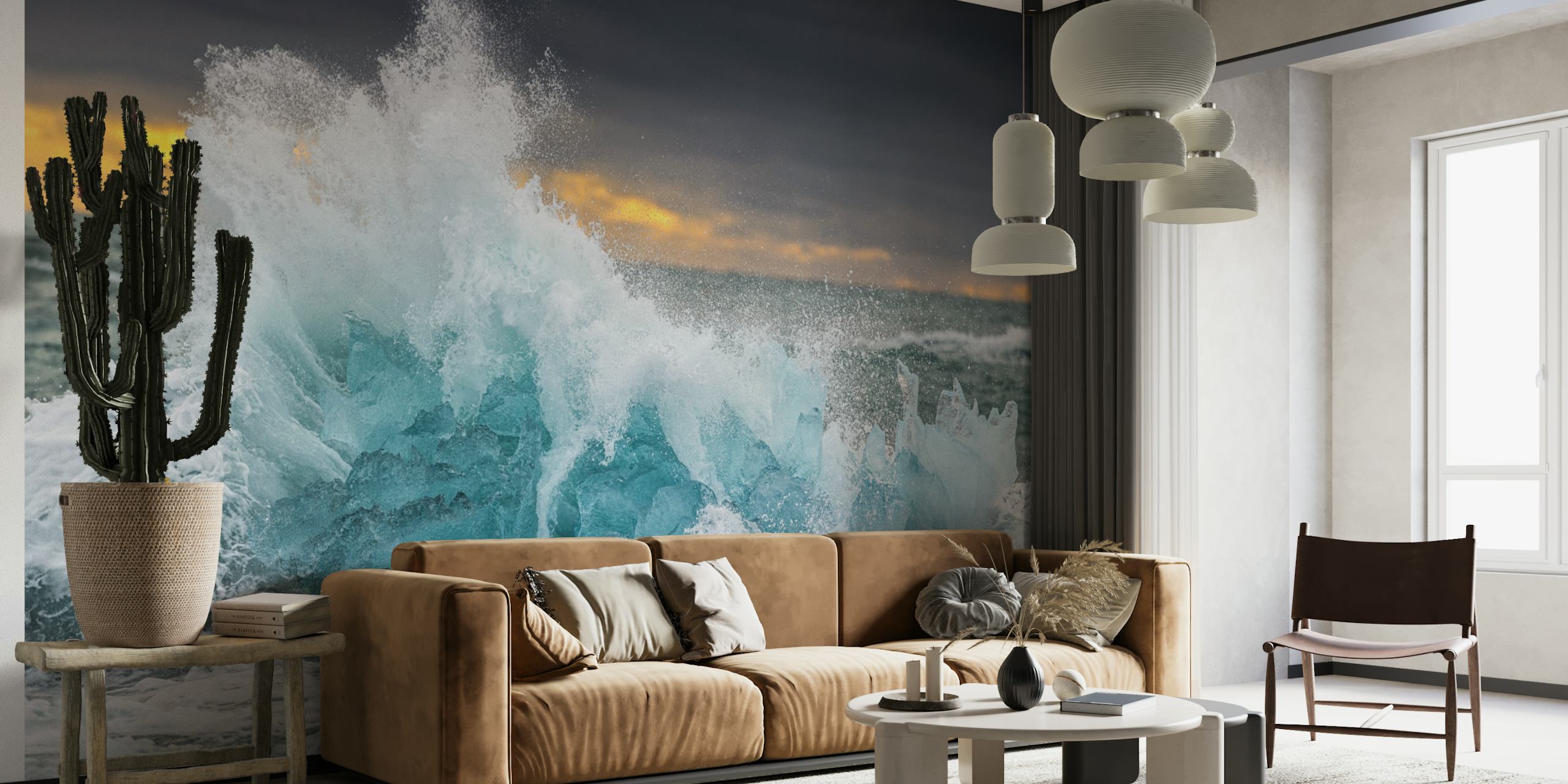 Ola azul helada rompiendo en el océano contra un oscuro cielo tormentoso