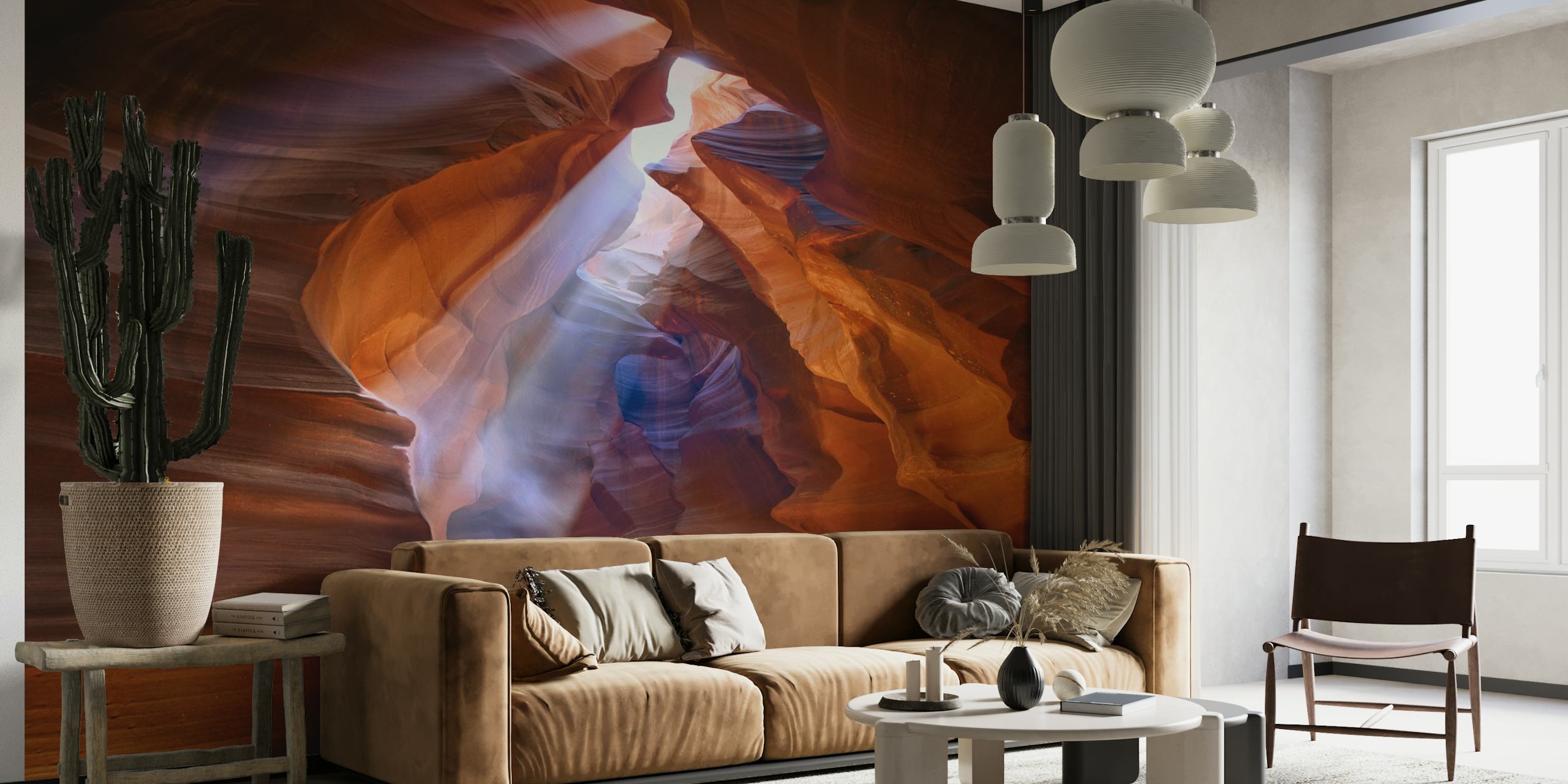 Solbelyst canyon vægmaleri med samspil af lys og skygge i varme jordfarver.