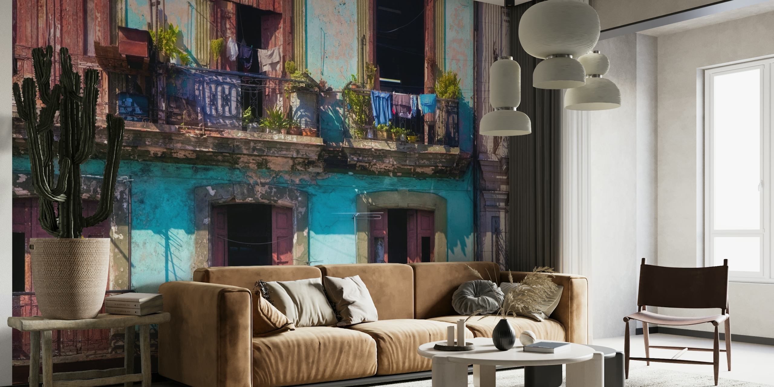 Farbenfrohe Gebäudefassade im Bohème-Stil mit Pflanzen und Wandgemälde zum Aufhängen von Wäsche