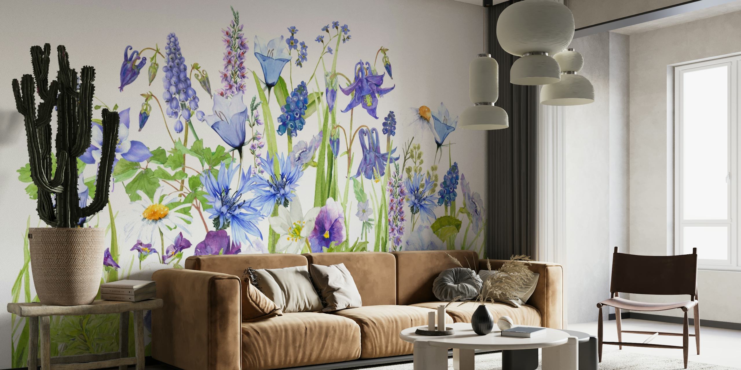 Et vægmaleri, der viser en række vilde blomster i blå og grønne nuancer, hvilket skaber en fordybende sommerengscene.