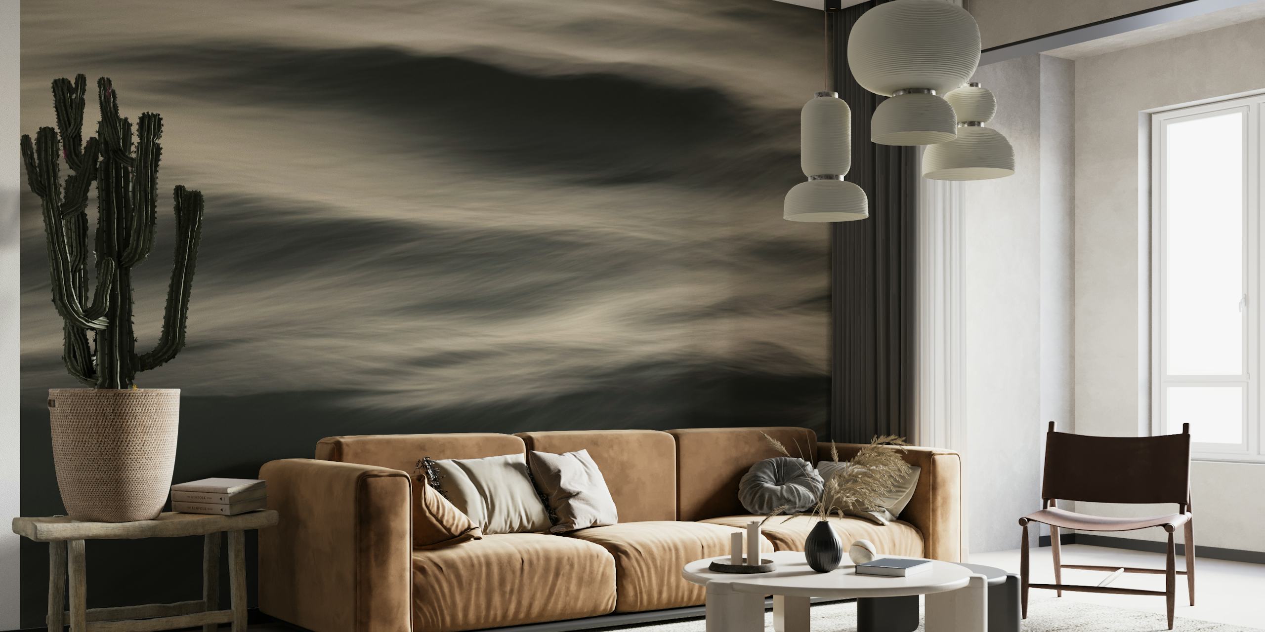 Een abstracte muurschildering met golven in grijstinten die de rustige beweging van de zee vastlegt