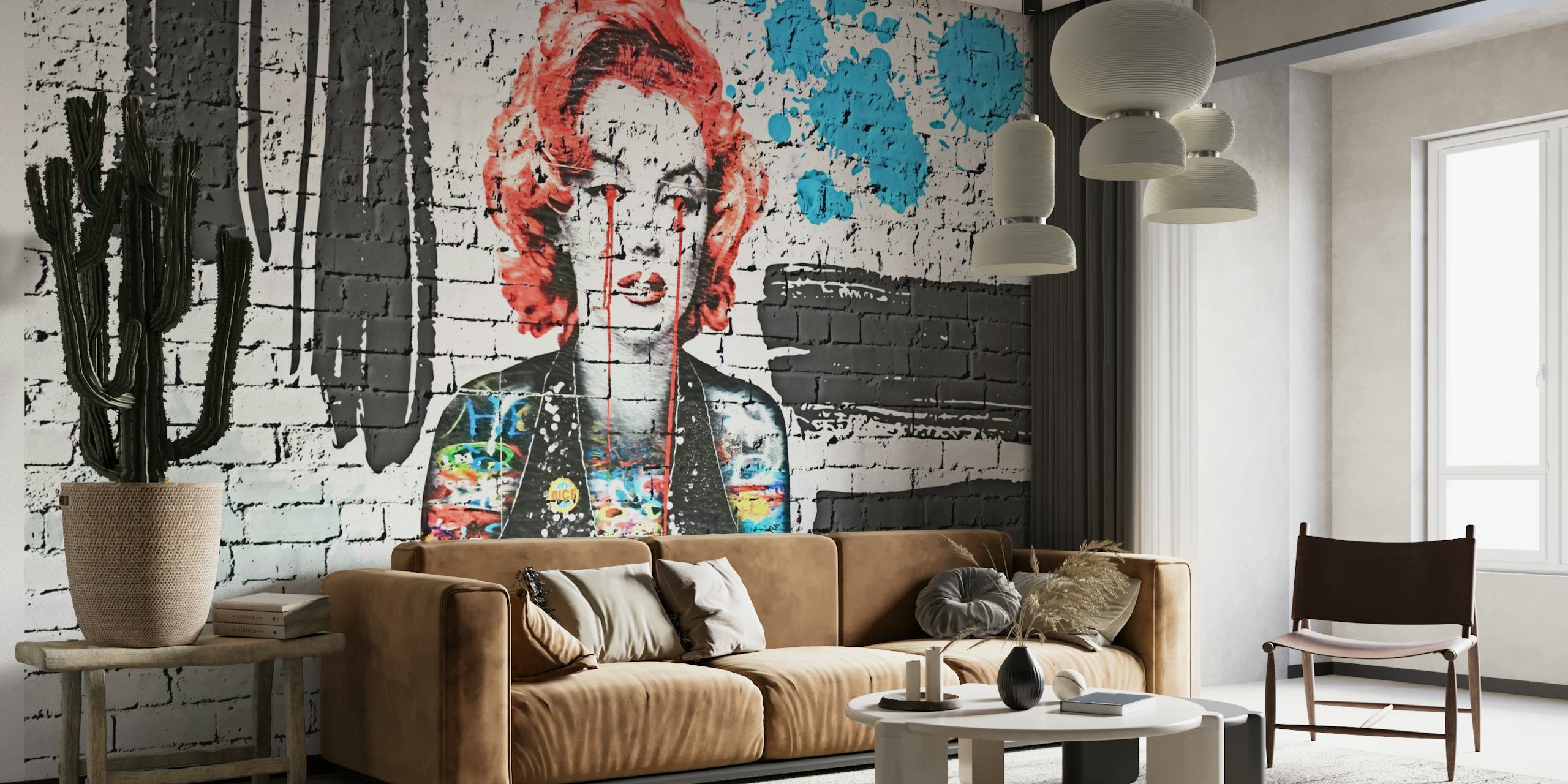 Vægmaleri i graffiti-stil med levende popkunstelementer på en murstensbaggrund til moderne interiør.