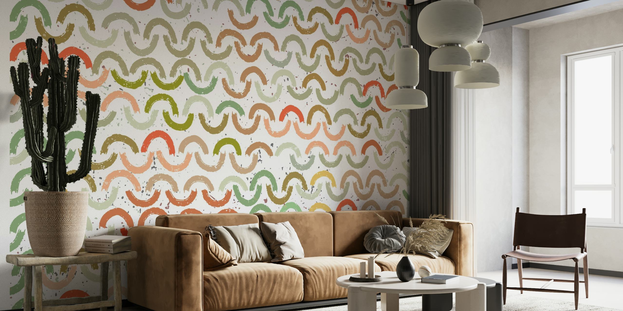 Fargerikt veggmaleri med mønster av malte buer i ulike nyanser