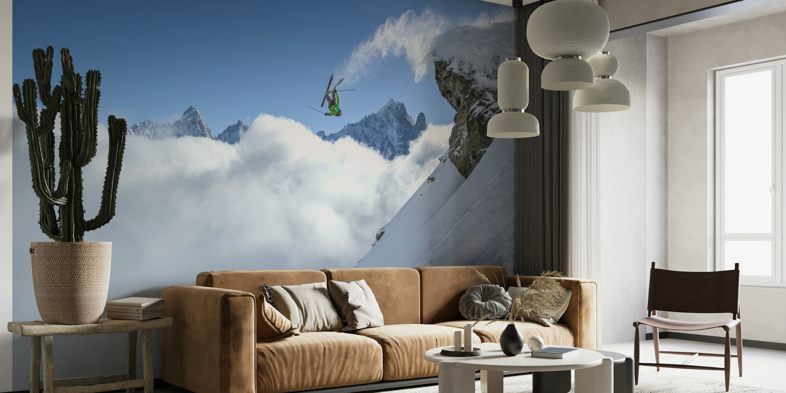 Skiër die een lus uitvoert op besneeuwde berg met wolken eronder