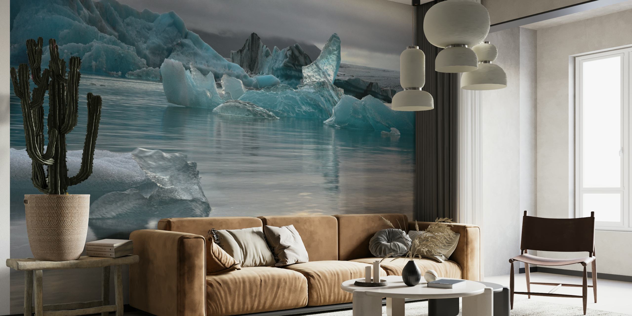 Isbjerg vægmaleri med roligt vand, der afspejler en blød himmel
