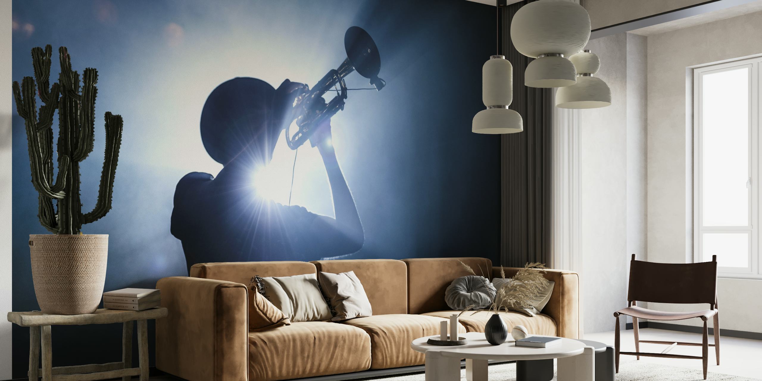 La silueta de un trompetista sobre un fondo iluminado y de mal humor, crea una imponente imagen mural en la pared.
