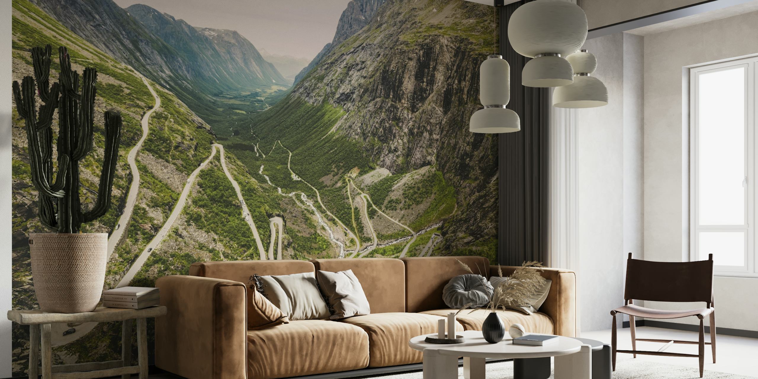 Mural de Trollstigen Noruega que muestra caminos sinuosos y paisajes de montaña