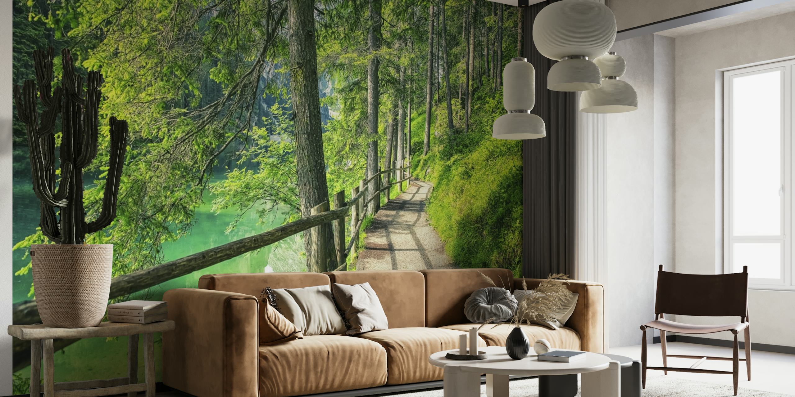 Vægmaleri af en fredelig skovsti med levende grønt løv og et plankeværk