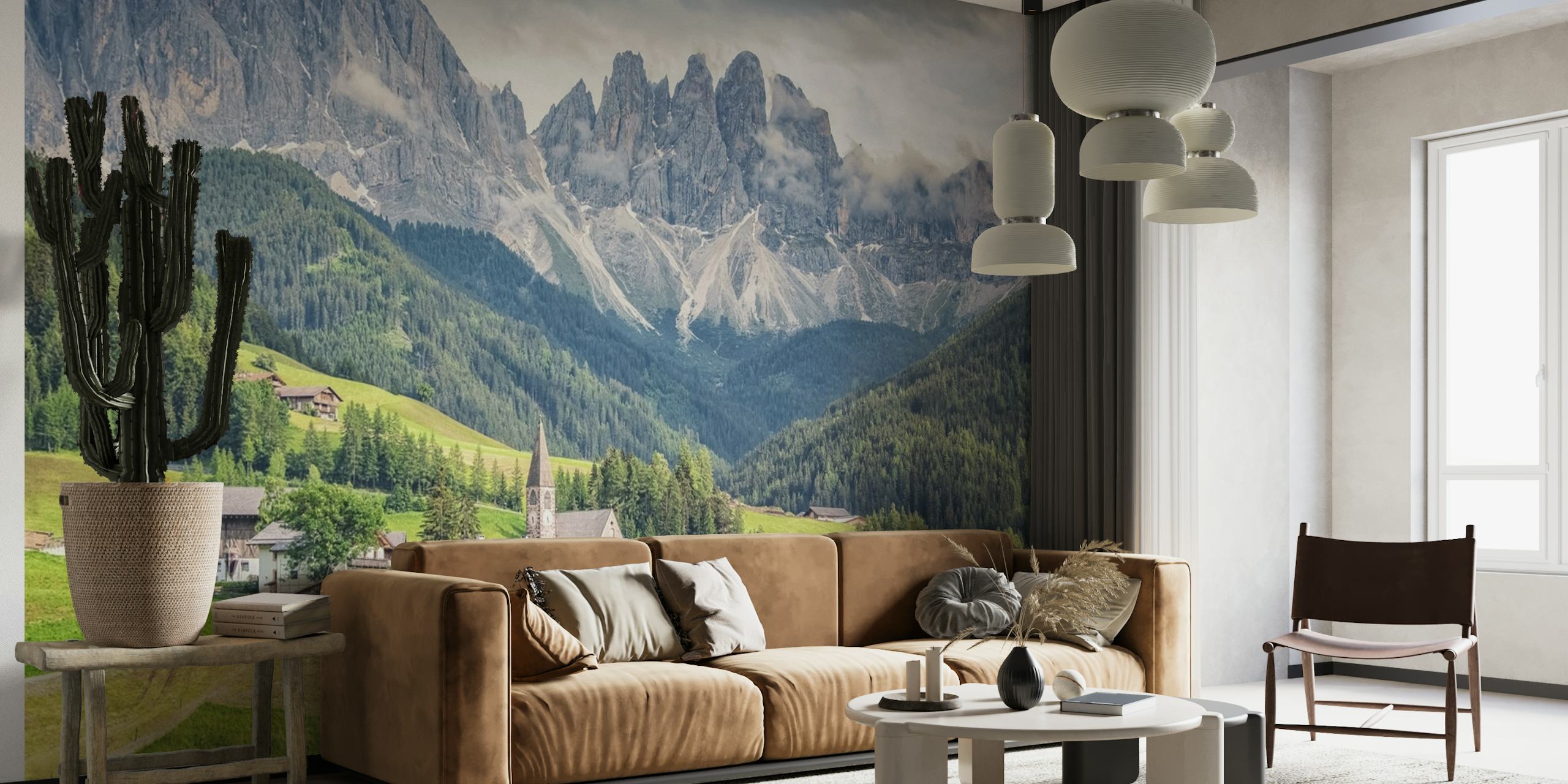Dolomiittien vuorijono, jossa on alppimökkejä ja vihreiden niittyjen seinämaalaus