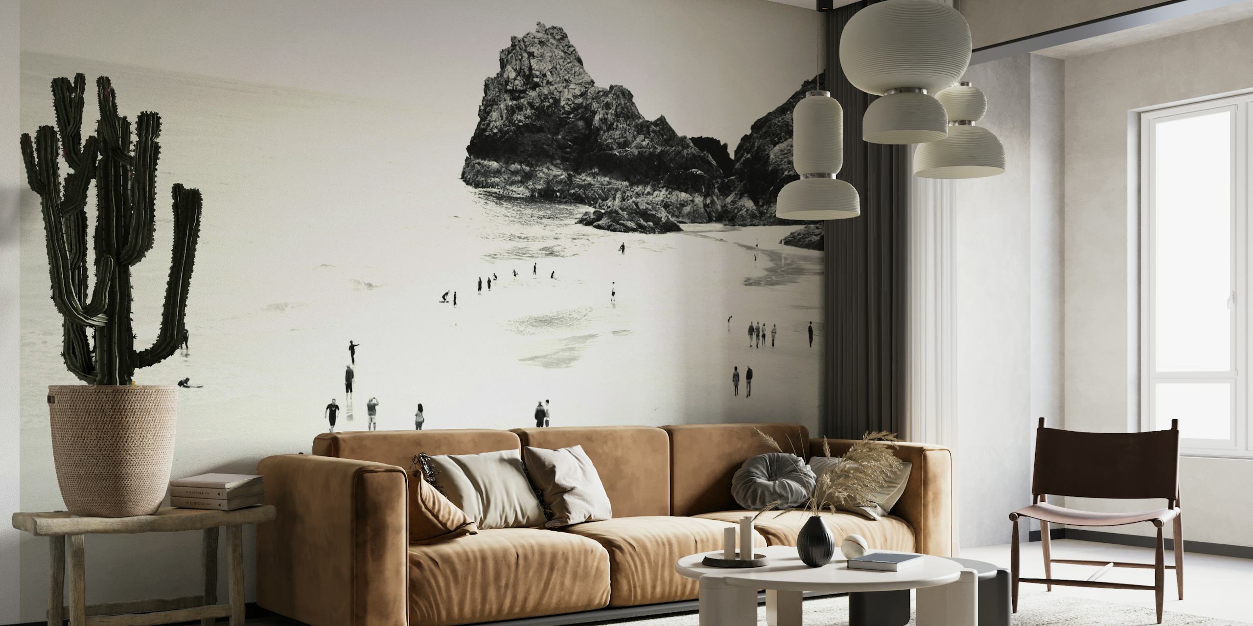 Monochrome strandtafereel muurschildering met klif en silhouetten van mensen