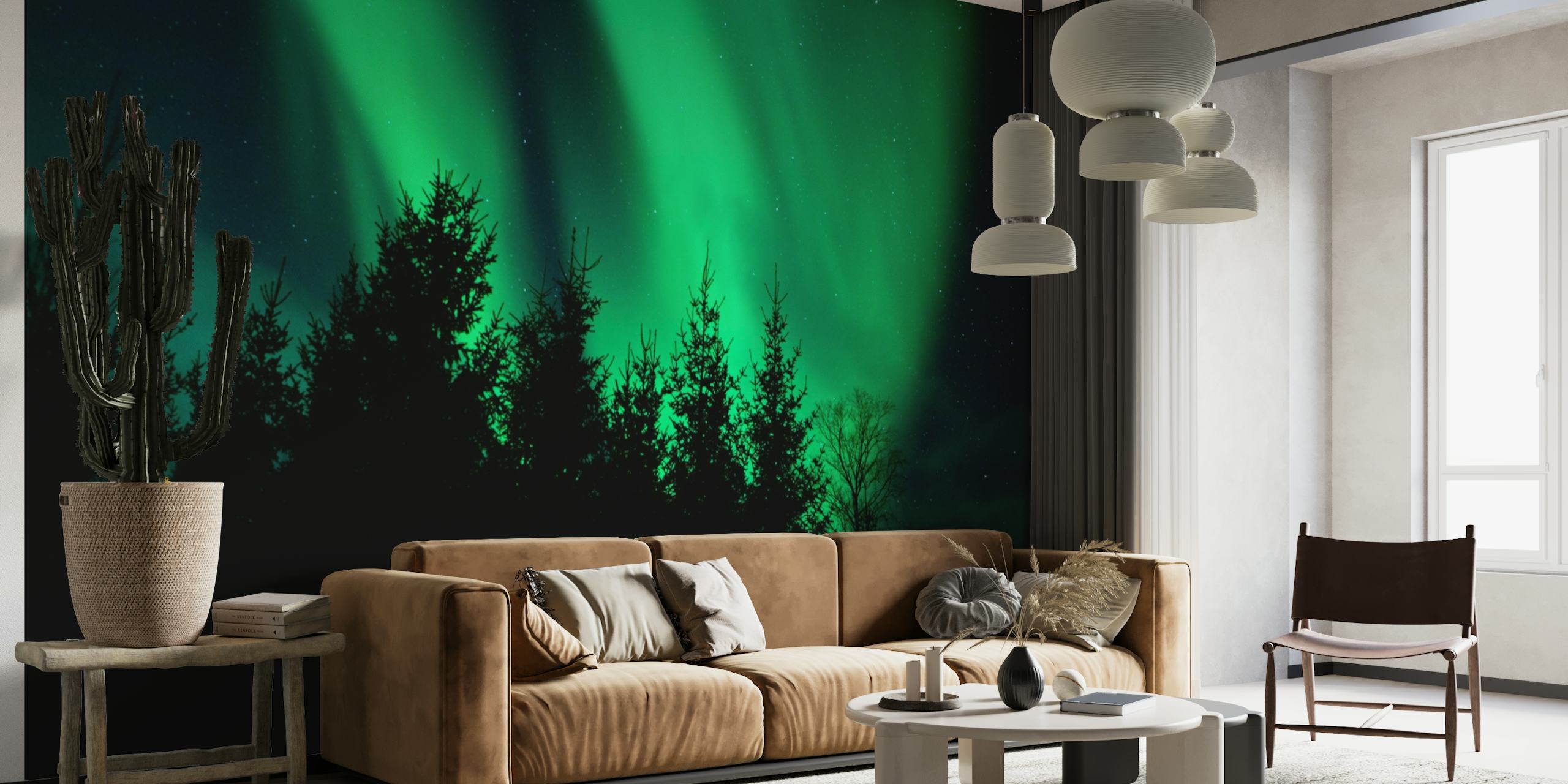 Northern Lights aurora borealis over et vægmaleri i en skovsilhuet