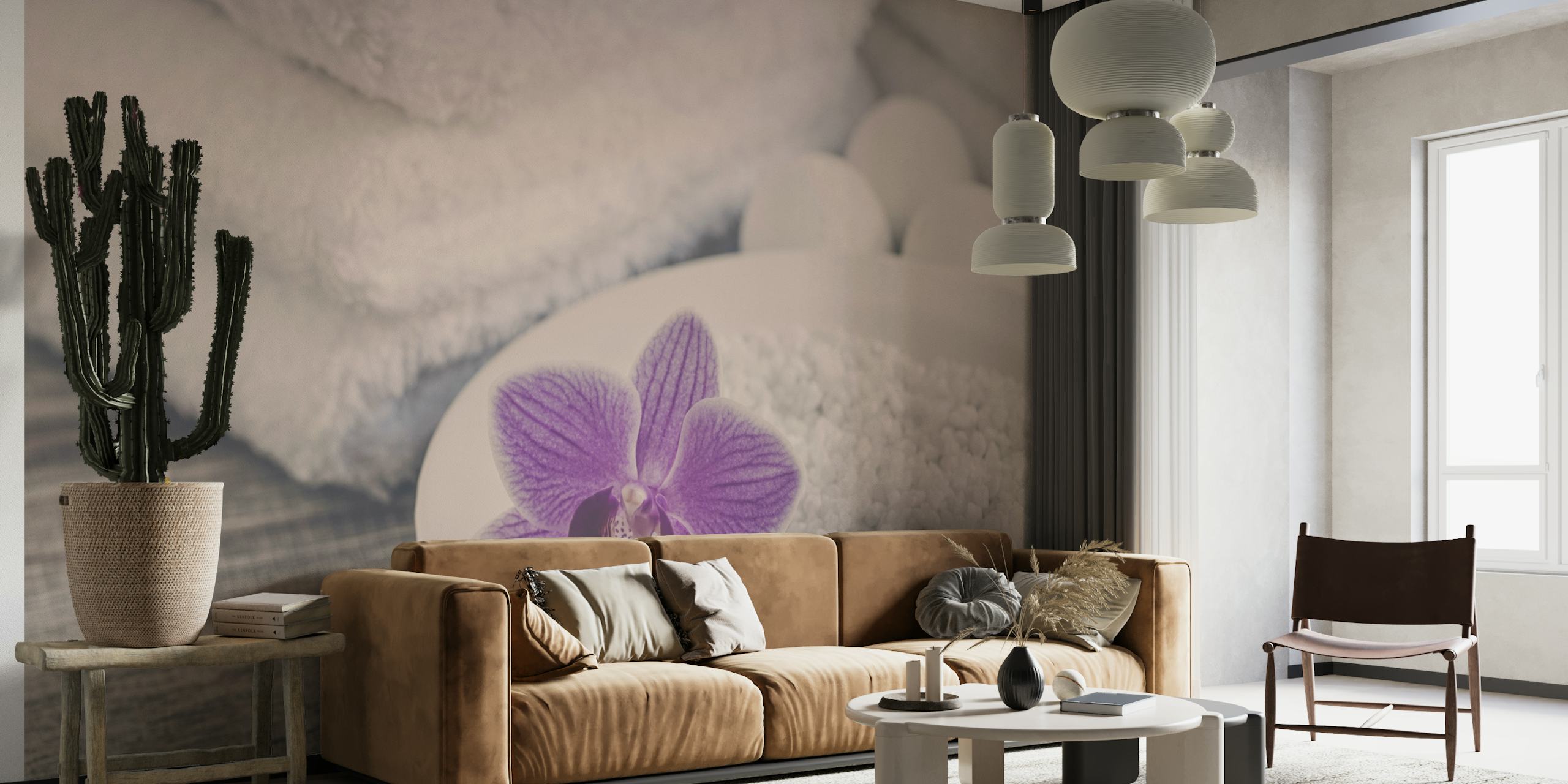 Fototapete mit einer lila Orchidee auf weißem Sand, flauschige Handtücher im Hintergrund