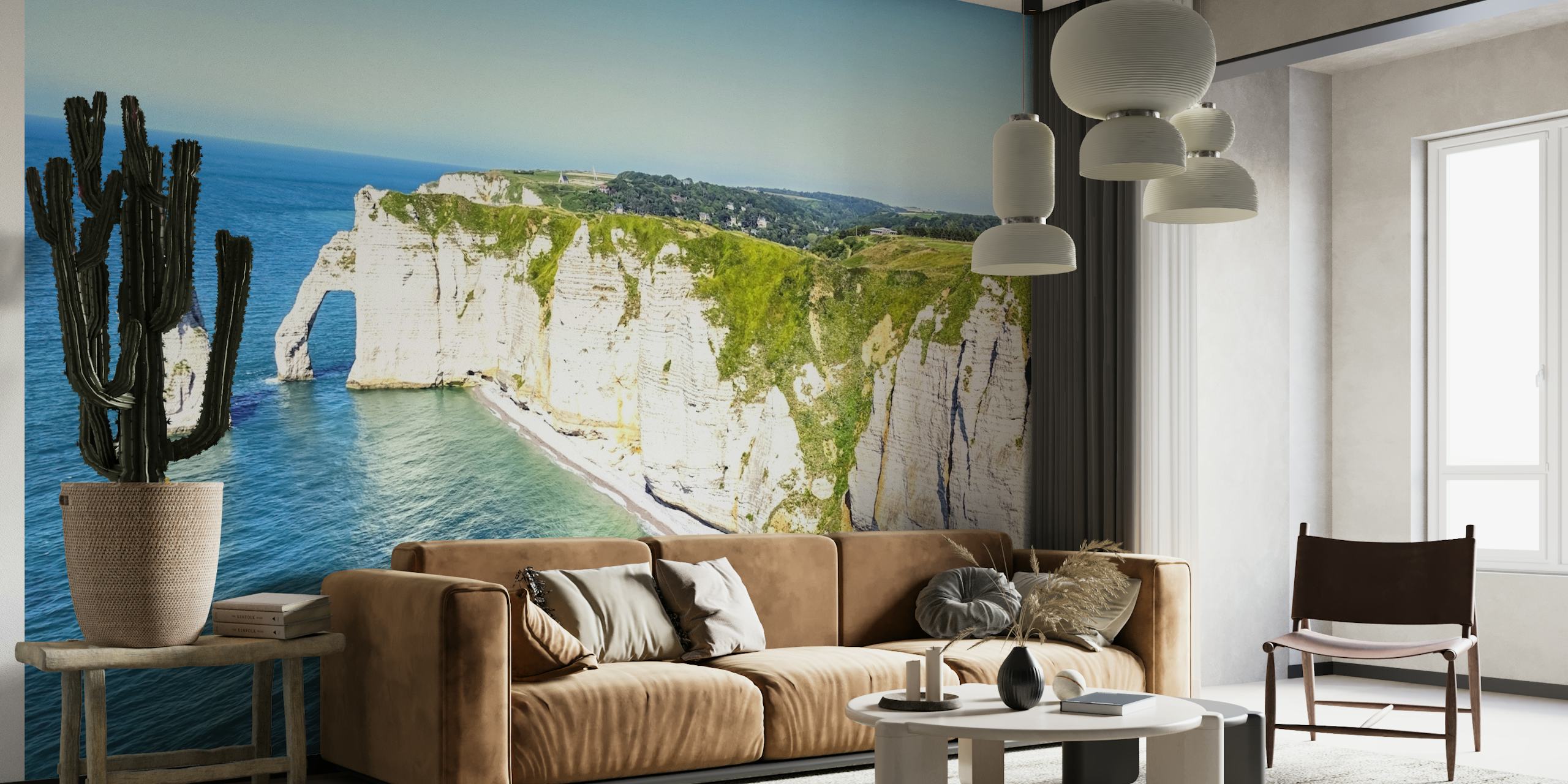 Zidna slika na litici Etretat koja prikazuje prirodne vapnenačke lukove i azurno plavo more Normandije