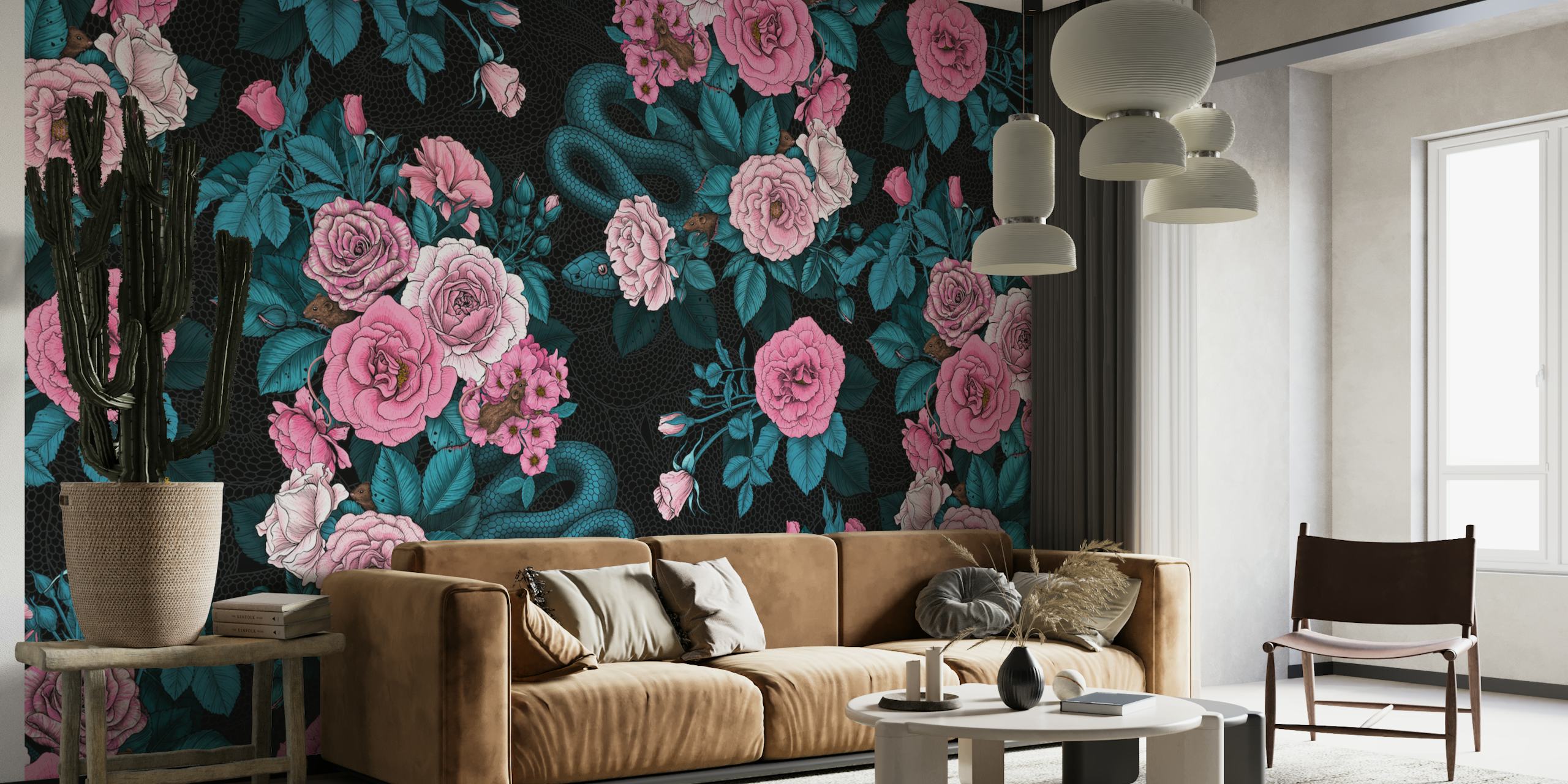 Um mural de parede com um cacho de rosas cor de rosa e vermelhas sobre um fundo escuro, criando uma atmosfera floral romântica.