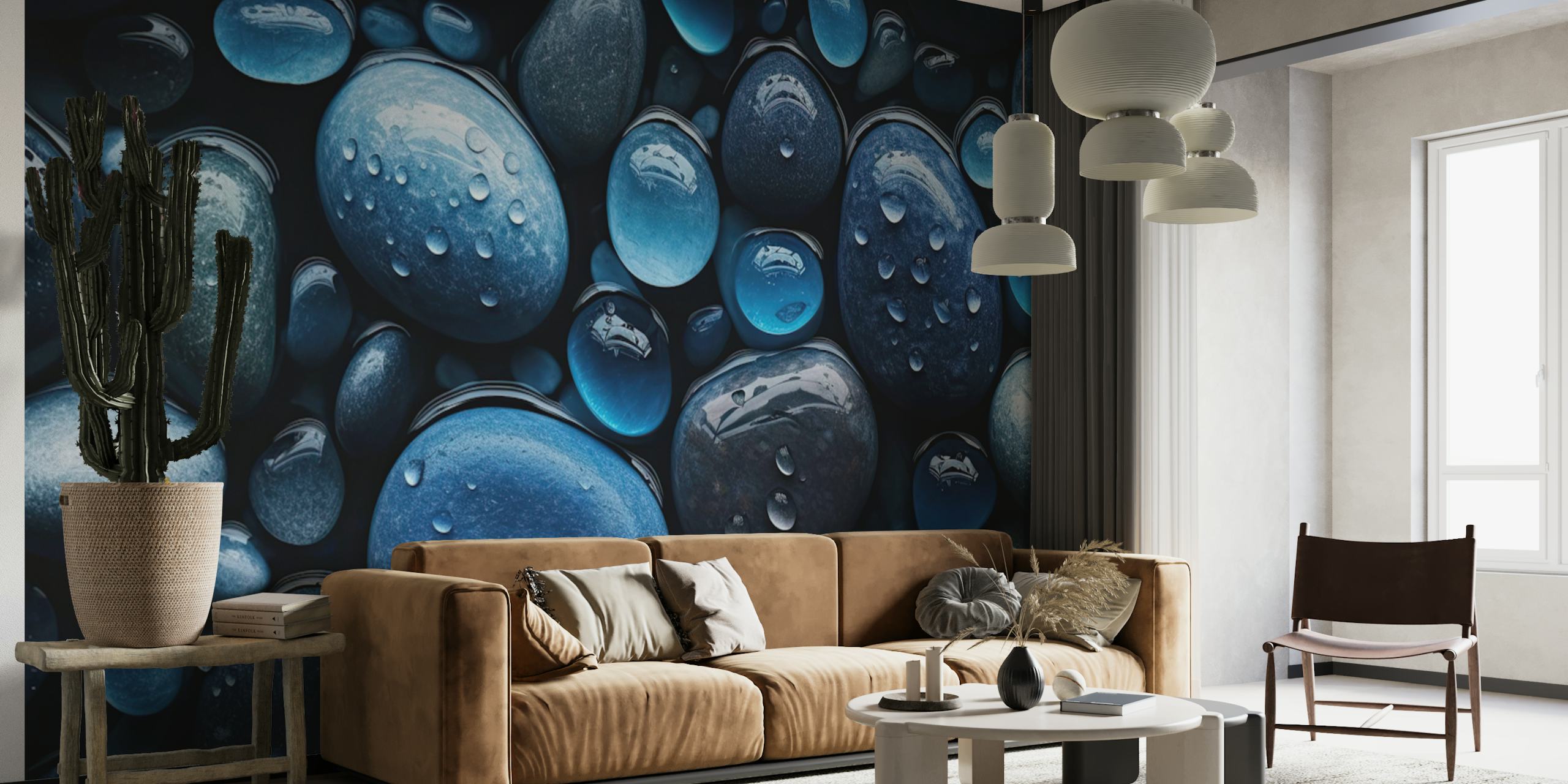 Primer plano de guijarros azules con gotas de agua en un mural de pared con temática de playa