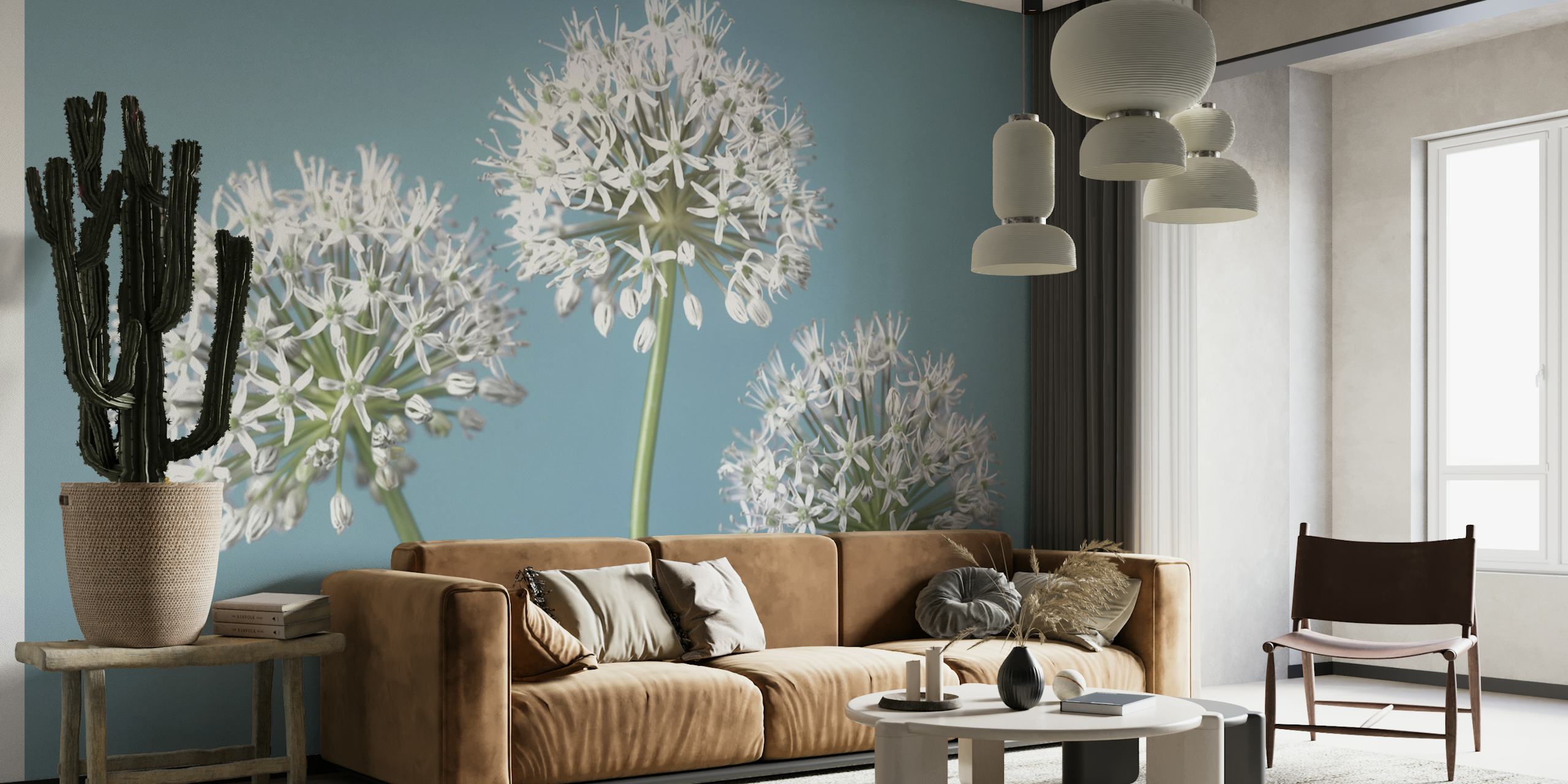 Grillige Allium Trio muurschildering met drie alliumbloemen tegen een blauwe achtergrond.