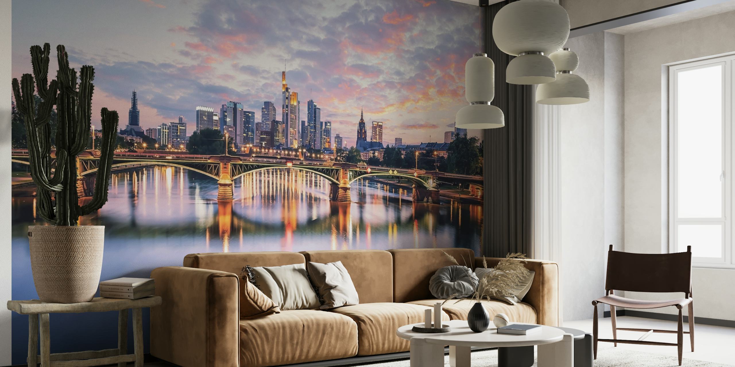 Zonsondergang boven de skyline van Frankfurt met reflecties op de muurschildering aan de rivier de Main