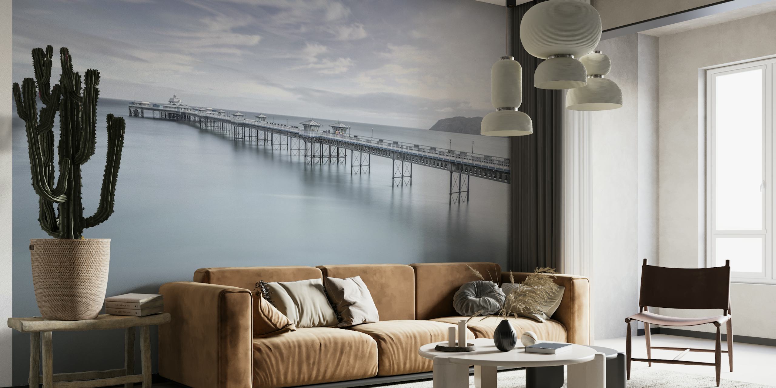 Ήρεμος θαλάσσιος τοίχος με την ιστορική Majestic Llandudno Pier σε μαλακό φως