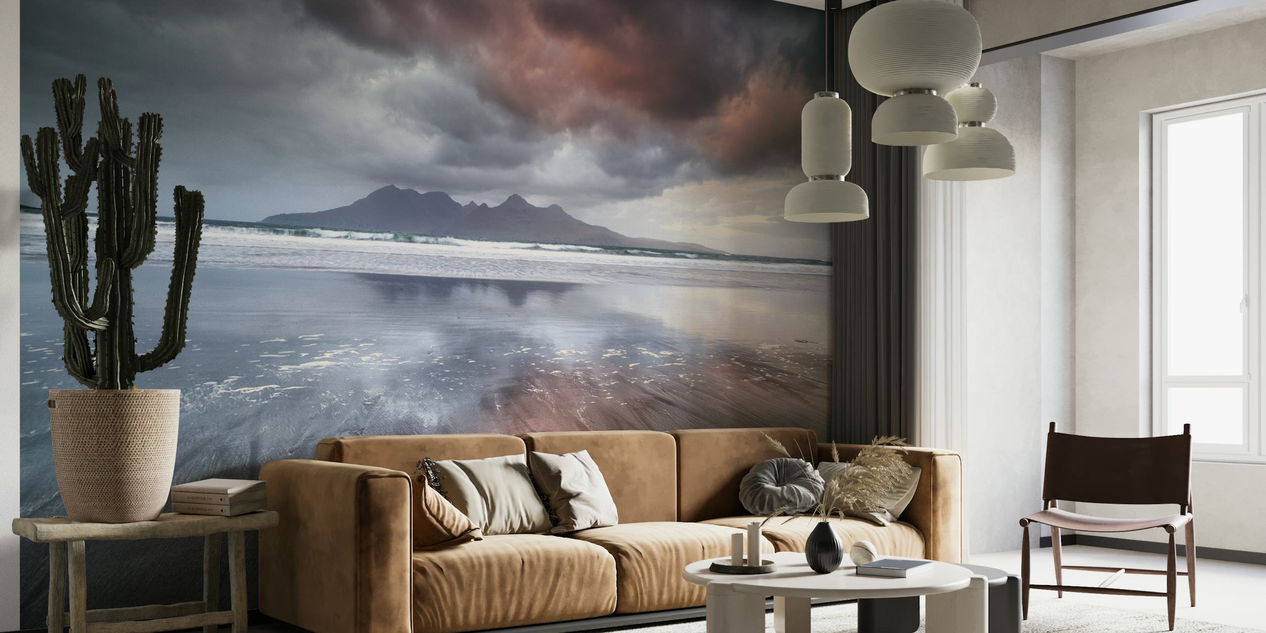 Zidna slika na plaži Laig s dramatičnim oblacima i mirnom morskom obalom