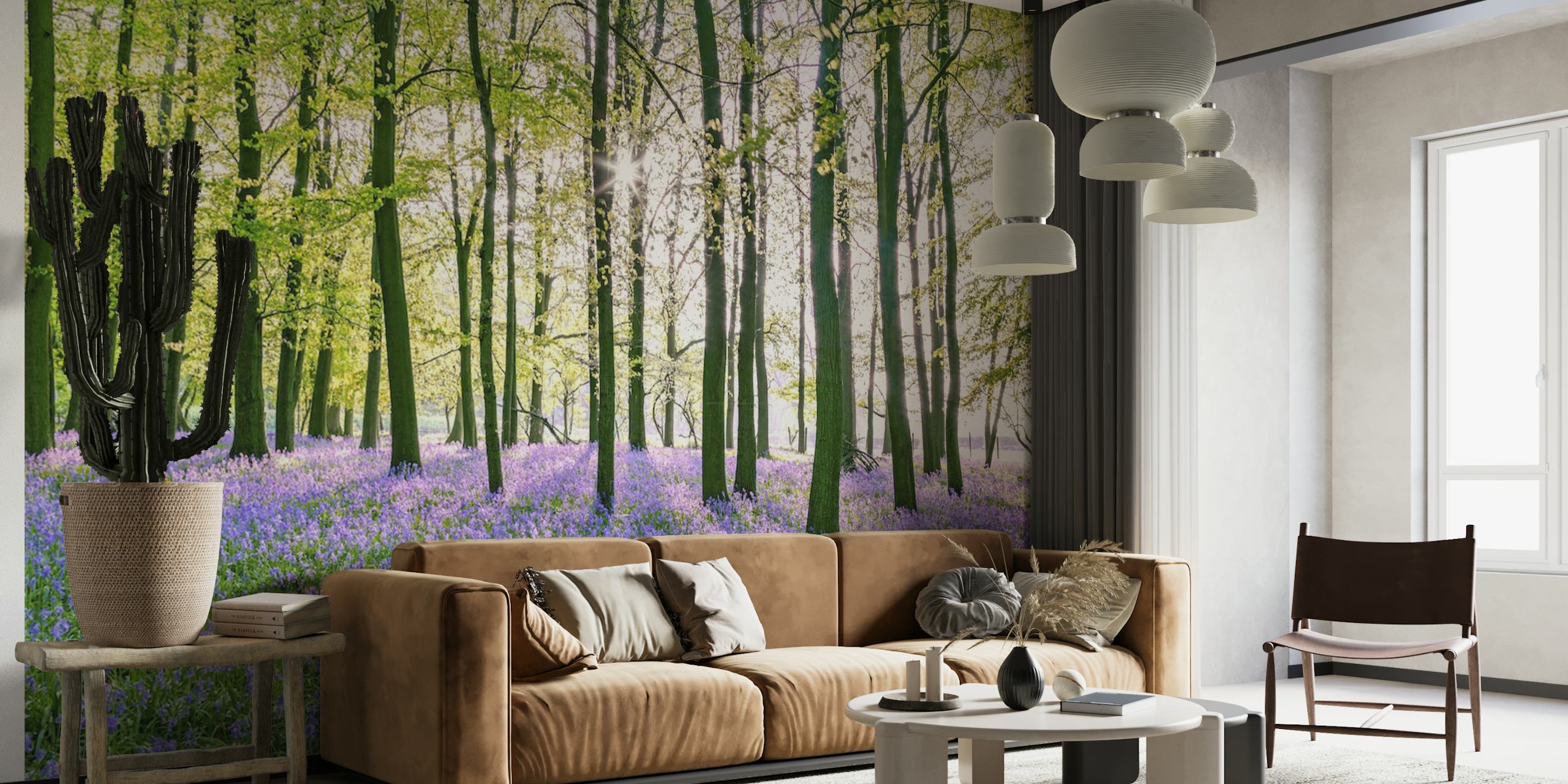 Een serene bosmuurschildering met een weelderig groen bladerdak en levendige paarse bloemen die de bosbodem bedekken.