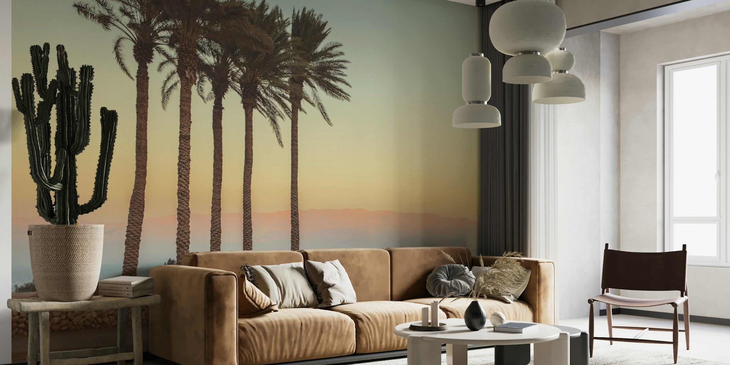 Mural de parede com silhueta de palmeiras contra um pôr do sol na praia.