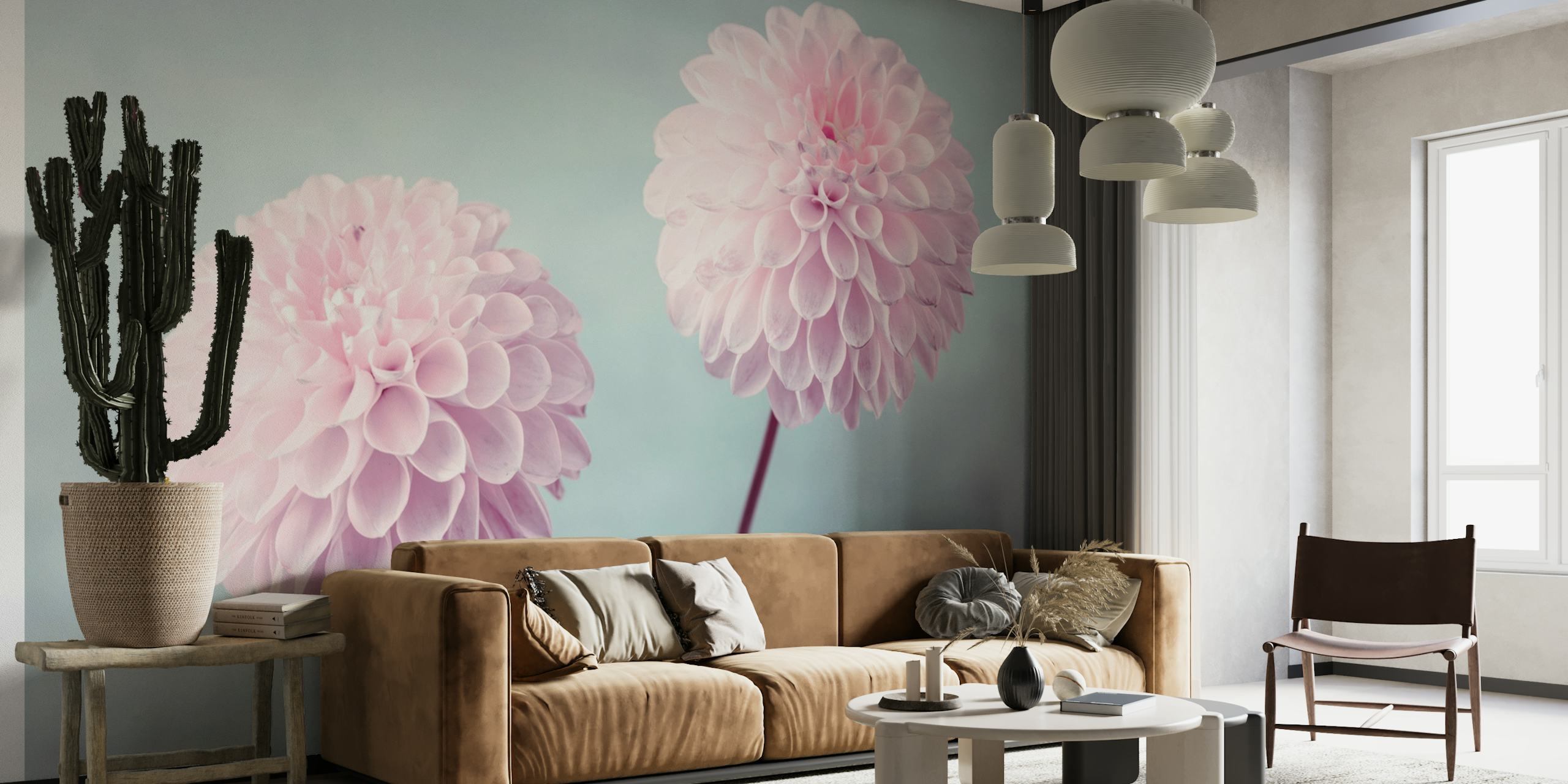 Ein Paar rosa Blumen vor einem blaugrünen Hintergrund im Wandgemälde „Delicate Splendor“.