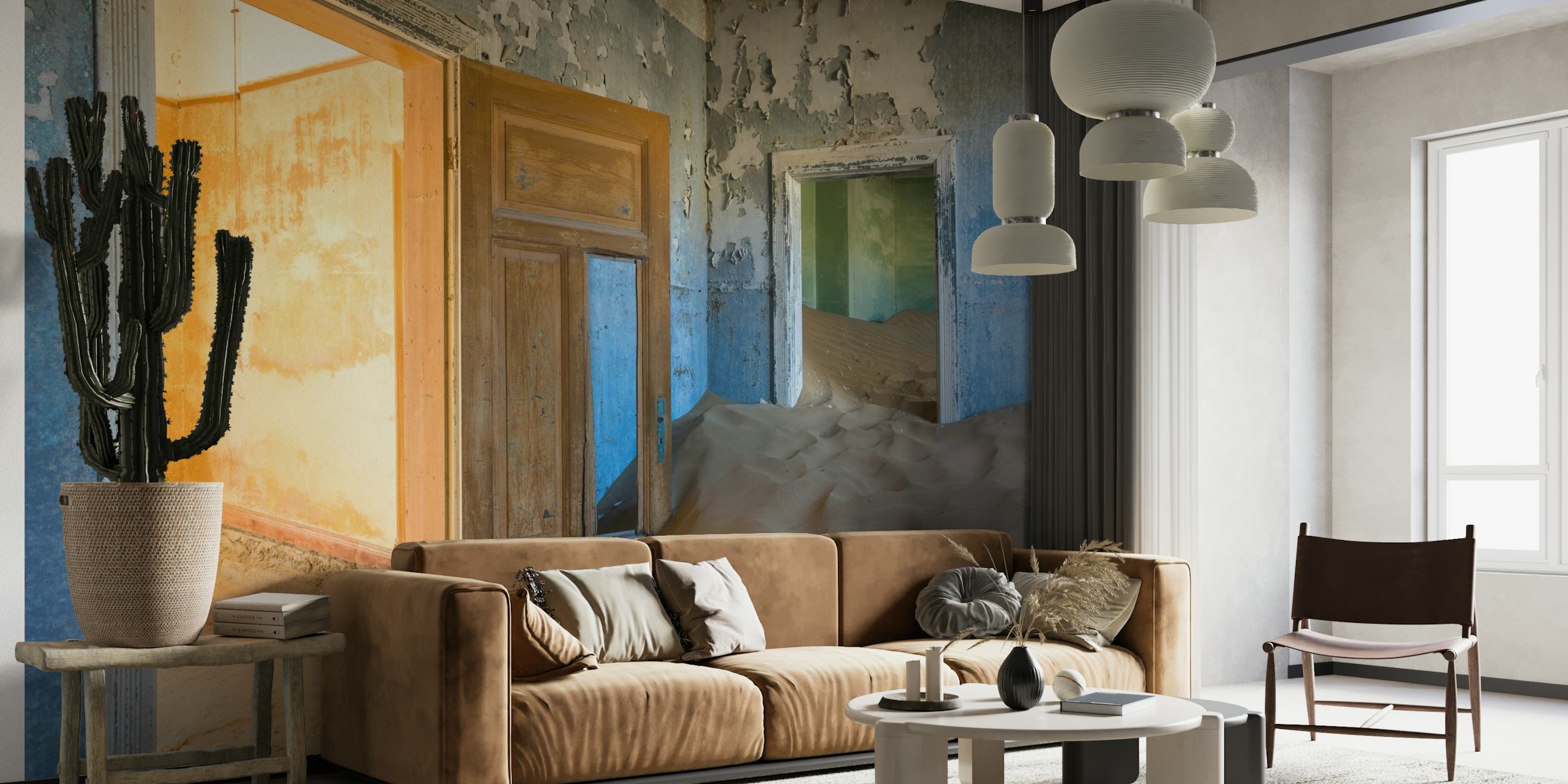 Forladt værelse med sand på gulvet og sollys, der skinner gennem døråbninger, vægmaleri