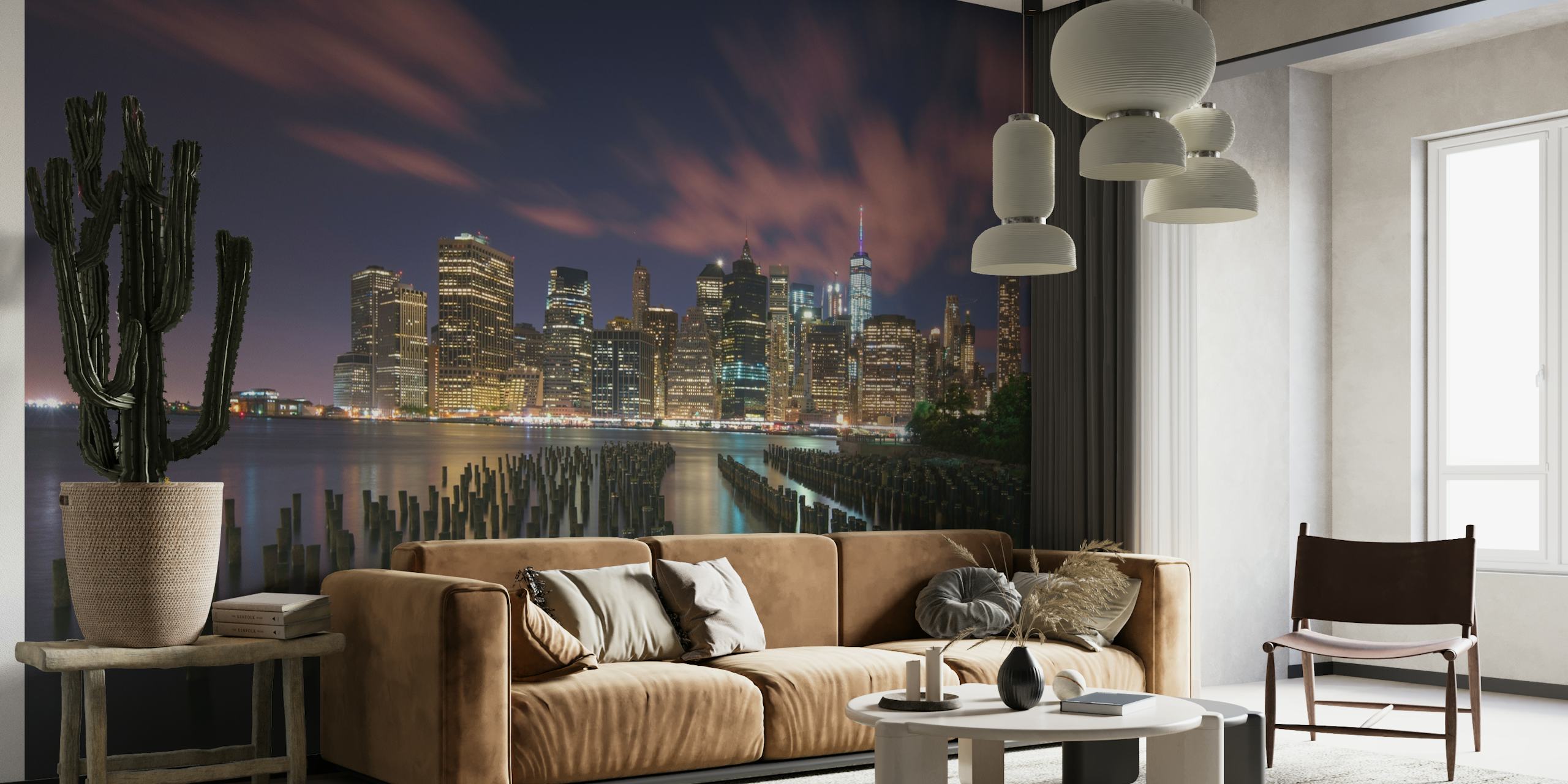 Skyline von New York City mit hellen Lichtern, die sich nachts im Wasser spiegeln