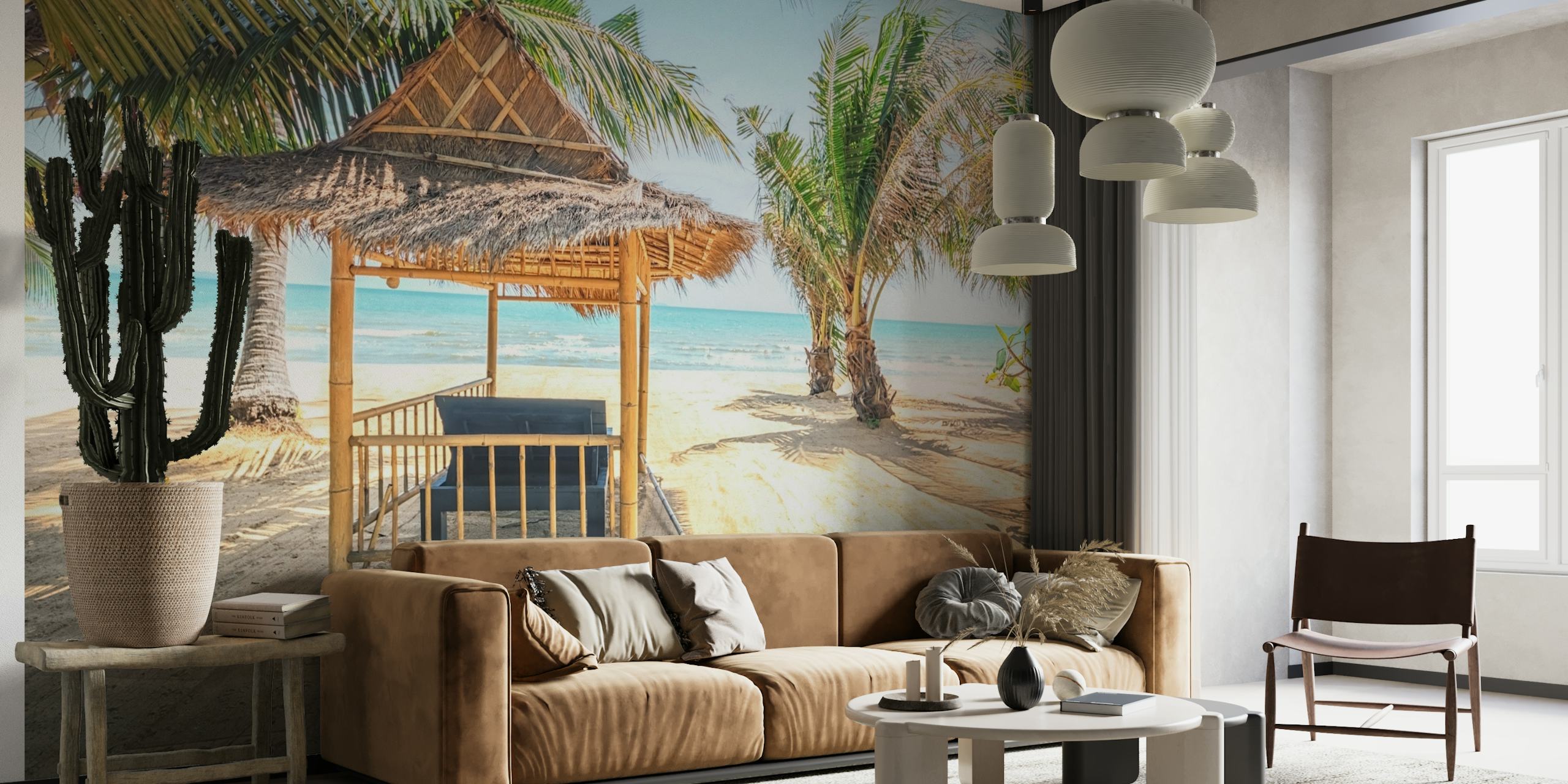 Hut met rieten dak op een zandstrand met palmbomen en muurschildering met uitzicht op de oceaan