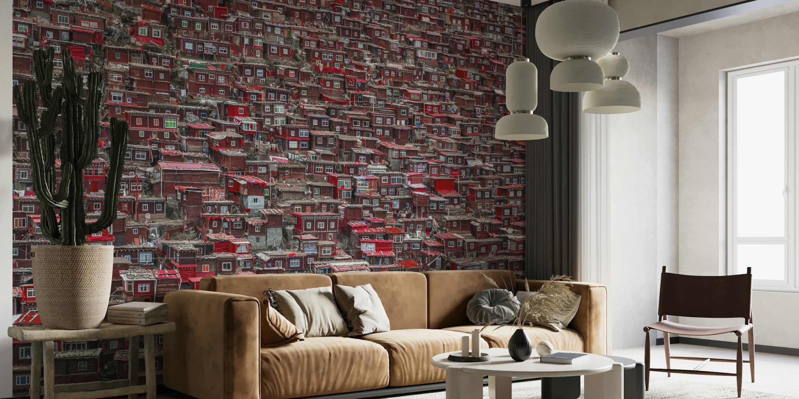 Tiheästi pakattuista punakattoisista taloista koostuva seinämaalaus, joka luo elävän, monimutkaisen kaupunkikuvan