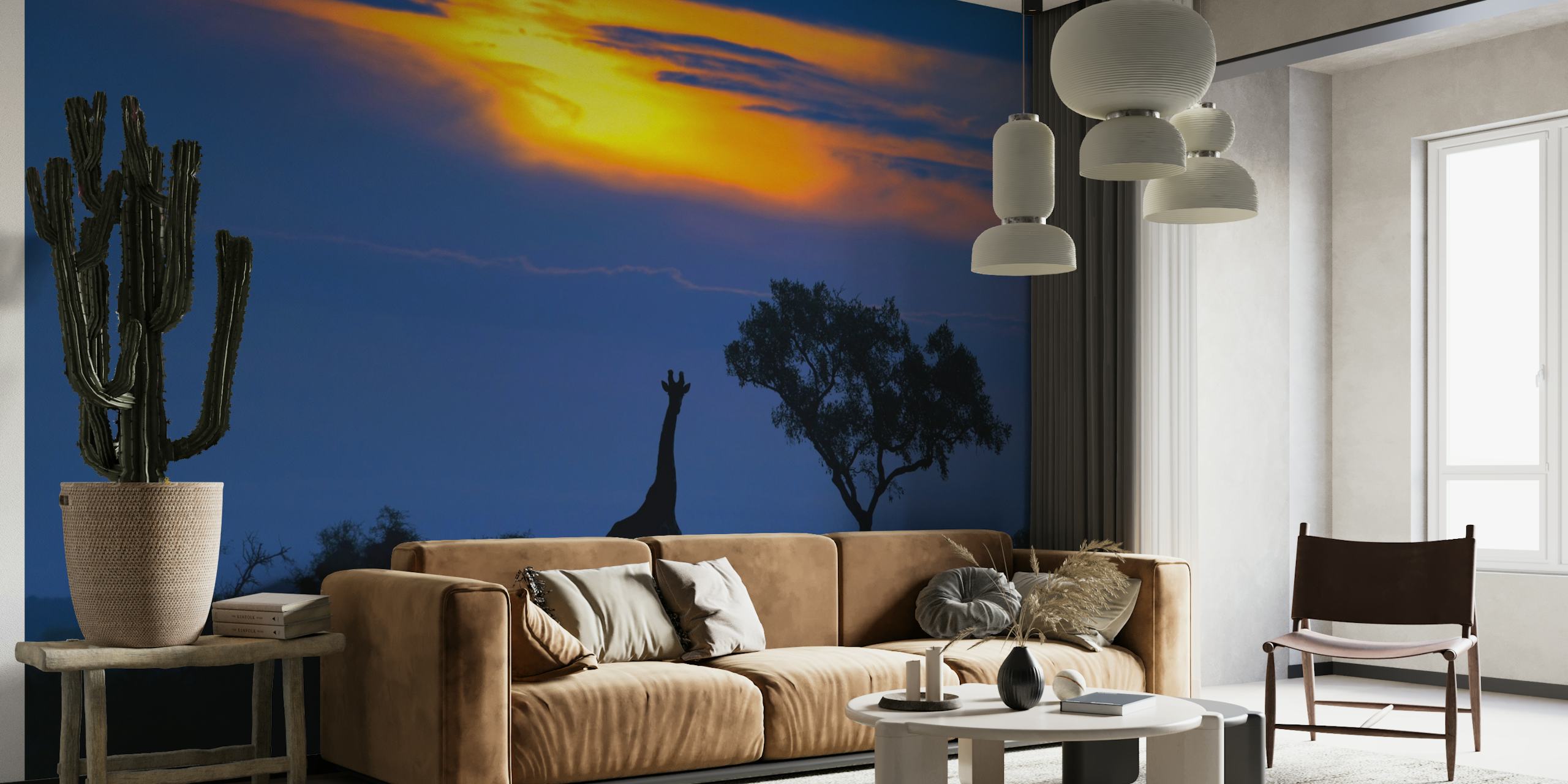 Girafsilhouet tegen een levendige muurschildering bij zonsondergang