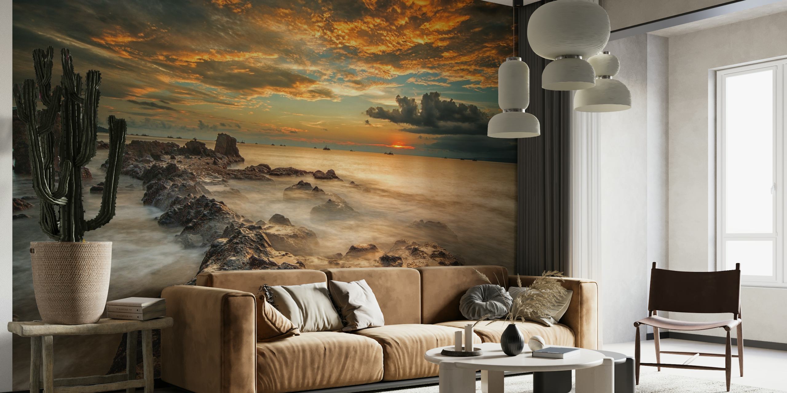 Dramatische strandmuurschildering met stormachtige zee en vurige zonsondergangwolken