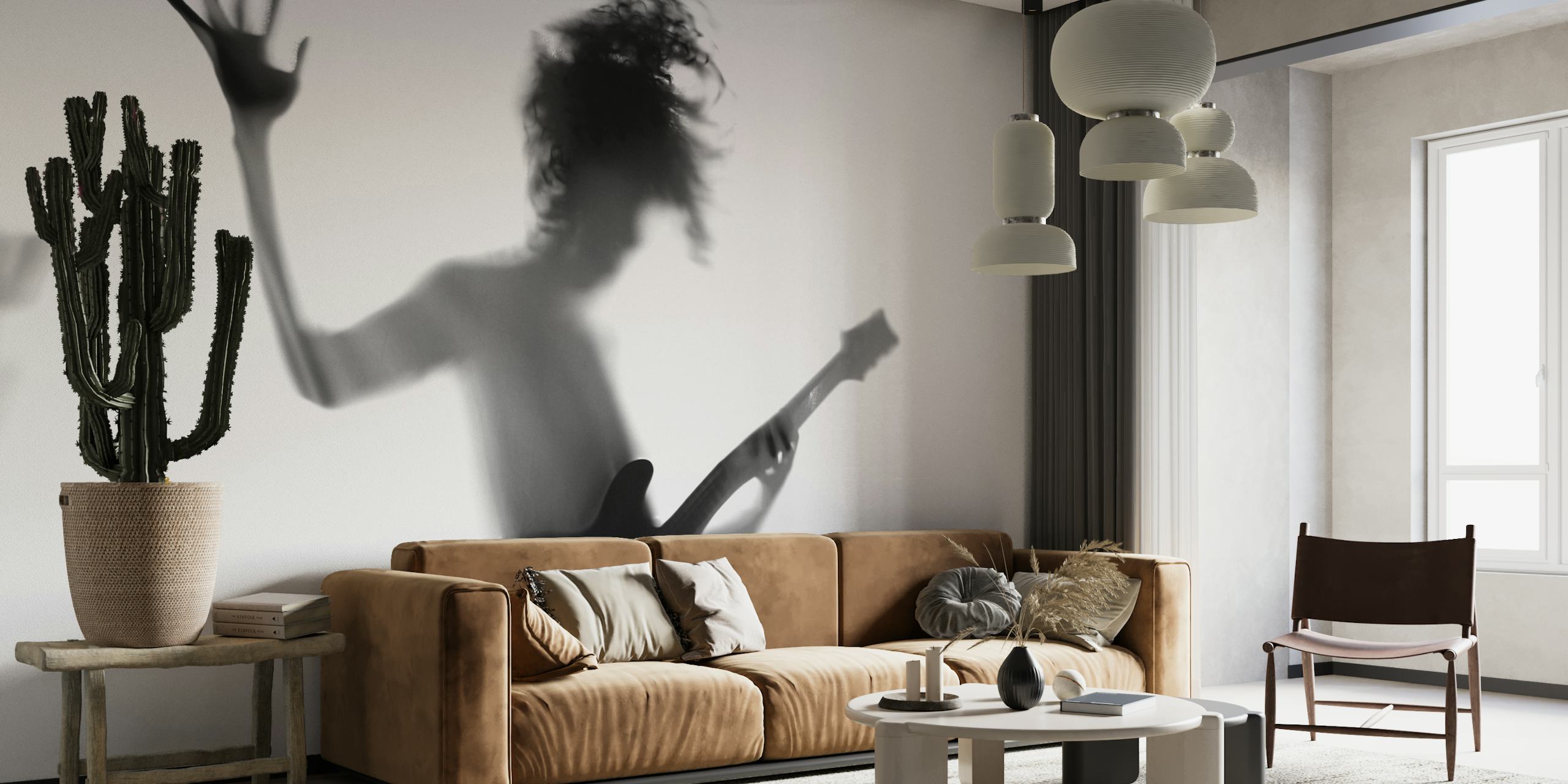 Silhouet van een persoon die gitaar speelt in een dynamische pose in zwart-wit.
