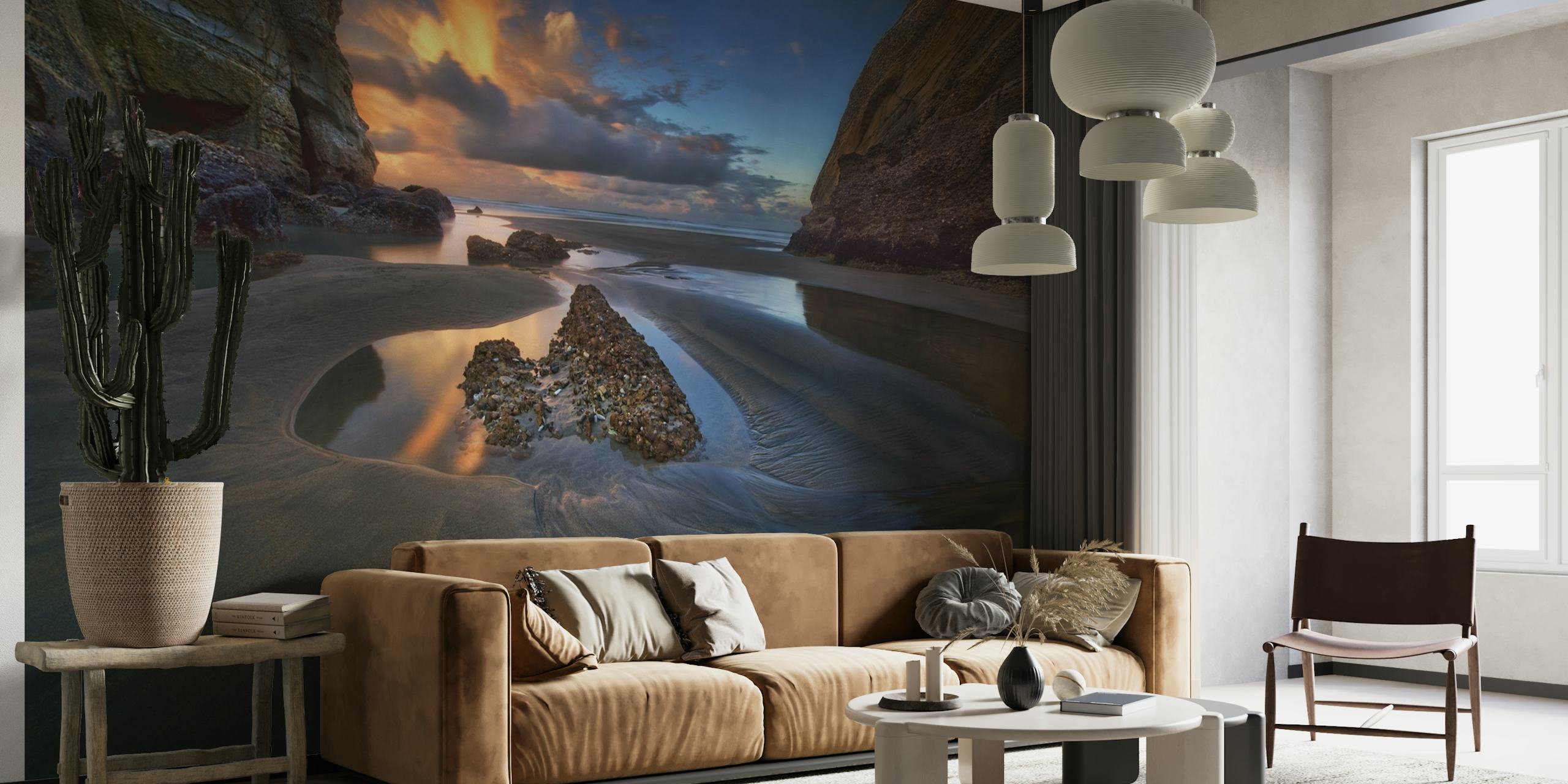 Upea merimaisema seinämaalaus, jossa auringonlasku ja laskeva vuorovesi paljastaen kiviä ja rauhallisia vesialtaita