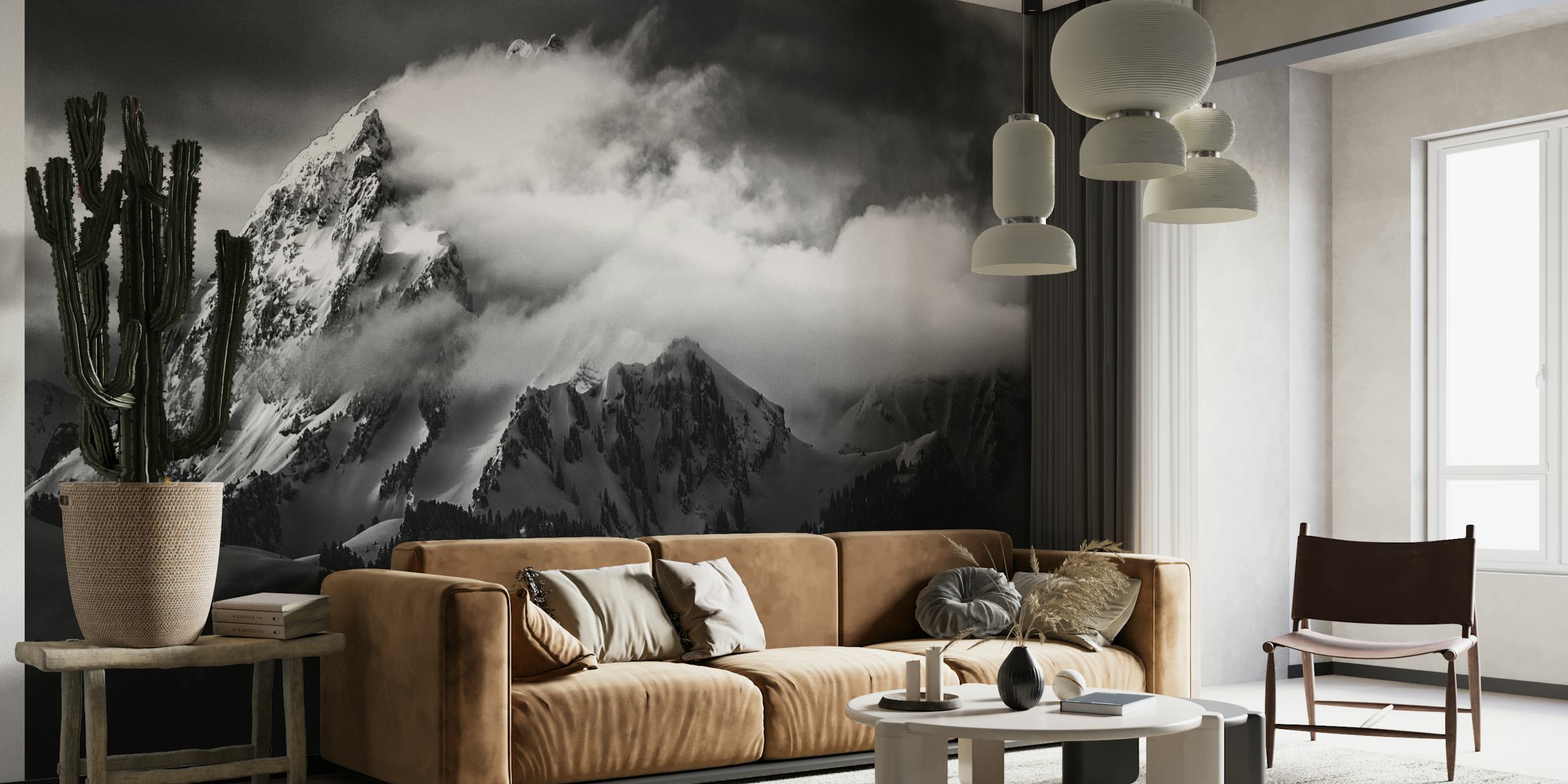 Mustavalkoinen seinämaalaus vuorenhuipulla ja pyörteillä pilviä