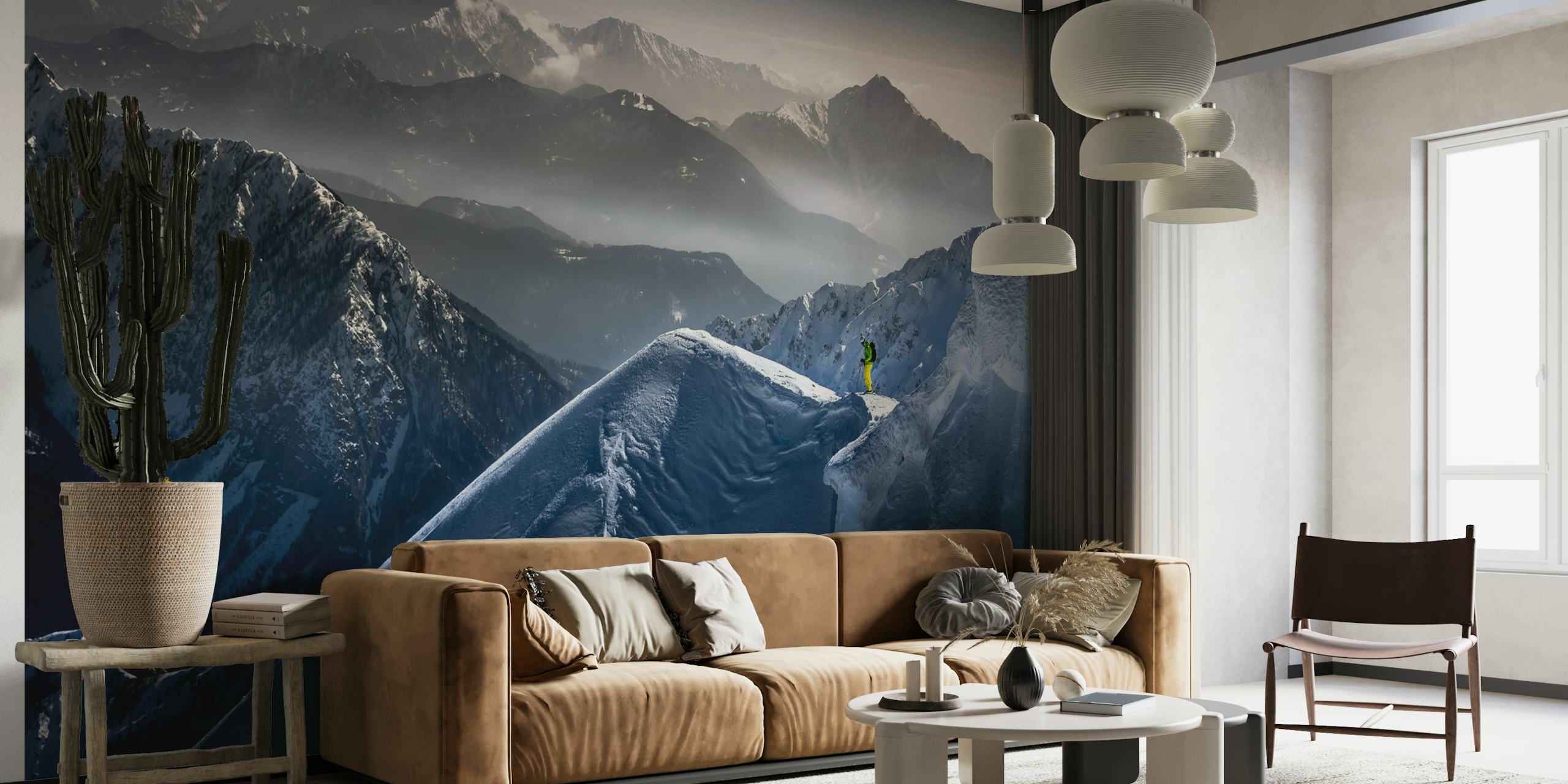 Hiihtäjä vuorenhuippujen seinämaalauksella "Hiljaisuus ennen laskeutumista" sumuisella vuoren taustalla