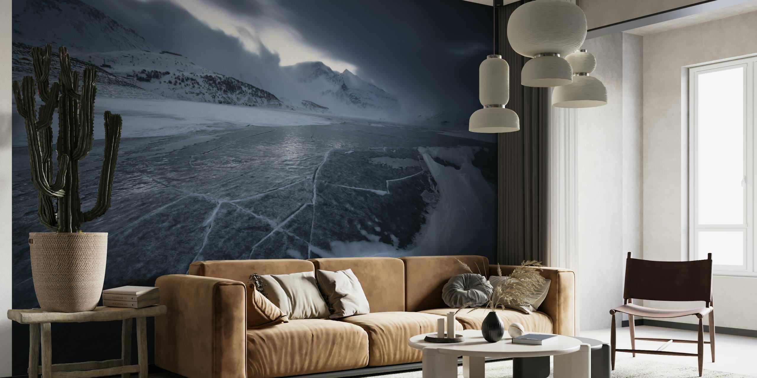 Chladivá zimní krajina s detailními ledovými plochami pod náladovou oblohou v nástěnné malbě „The Grip of Ice“