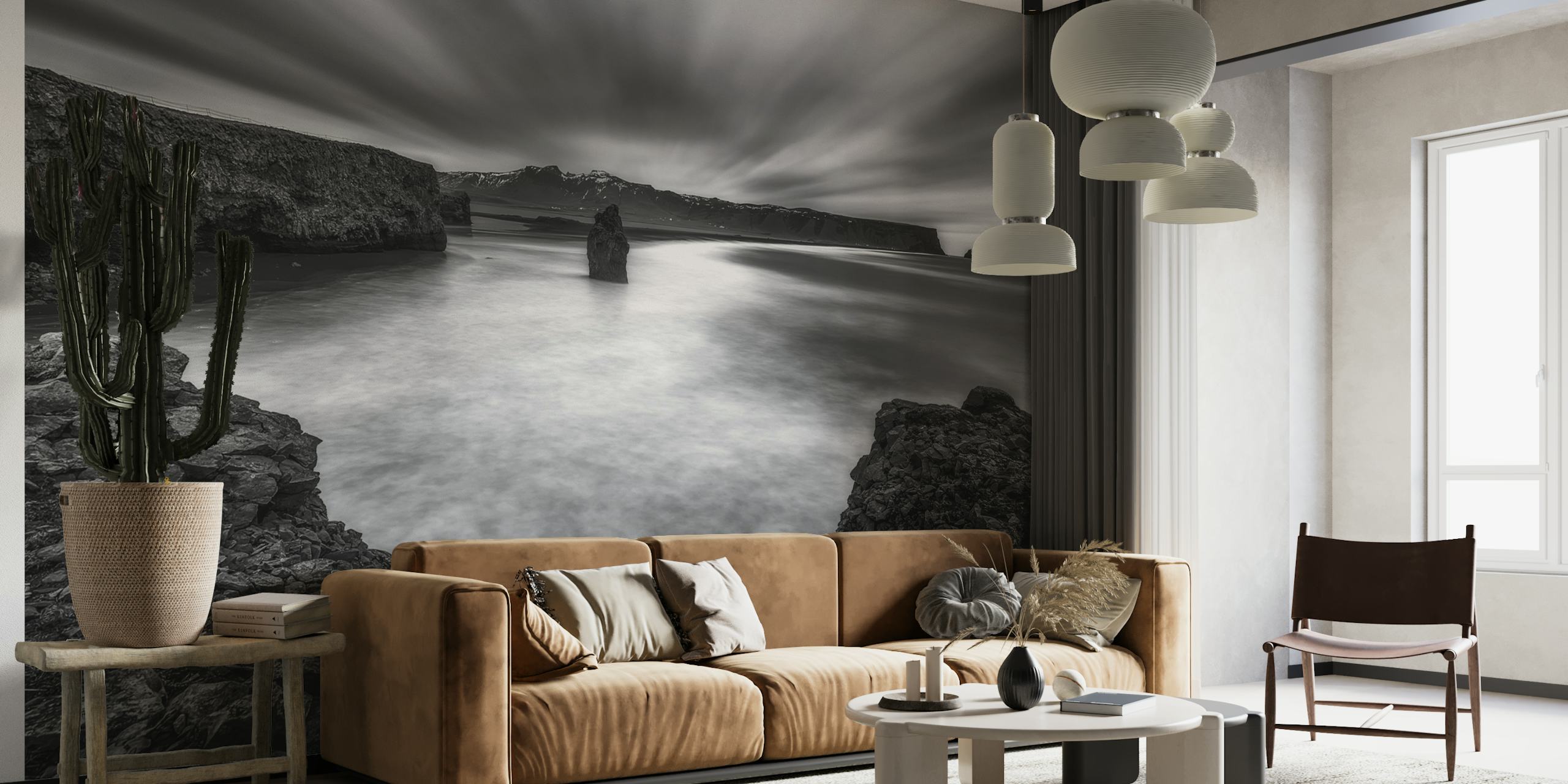 Mustavalkoinen seinämaalaus, joka kuvaa dynaamisia pilviä ja rauhallista vesistöä kallion rinteellä