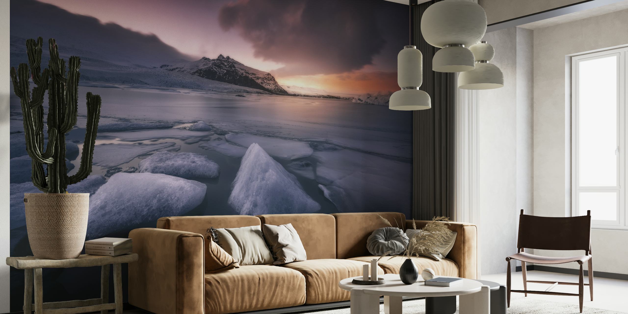 Seinämaalaus, joka kuvaa Fjallsarlonin laguunin viimeisiä valoja jäämuodostelmien kera ja auringonlaskua vuorten yllä.