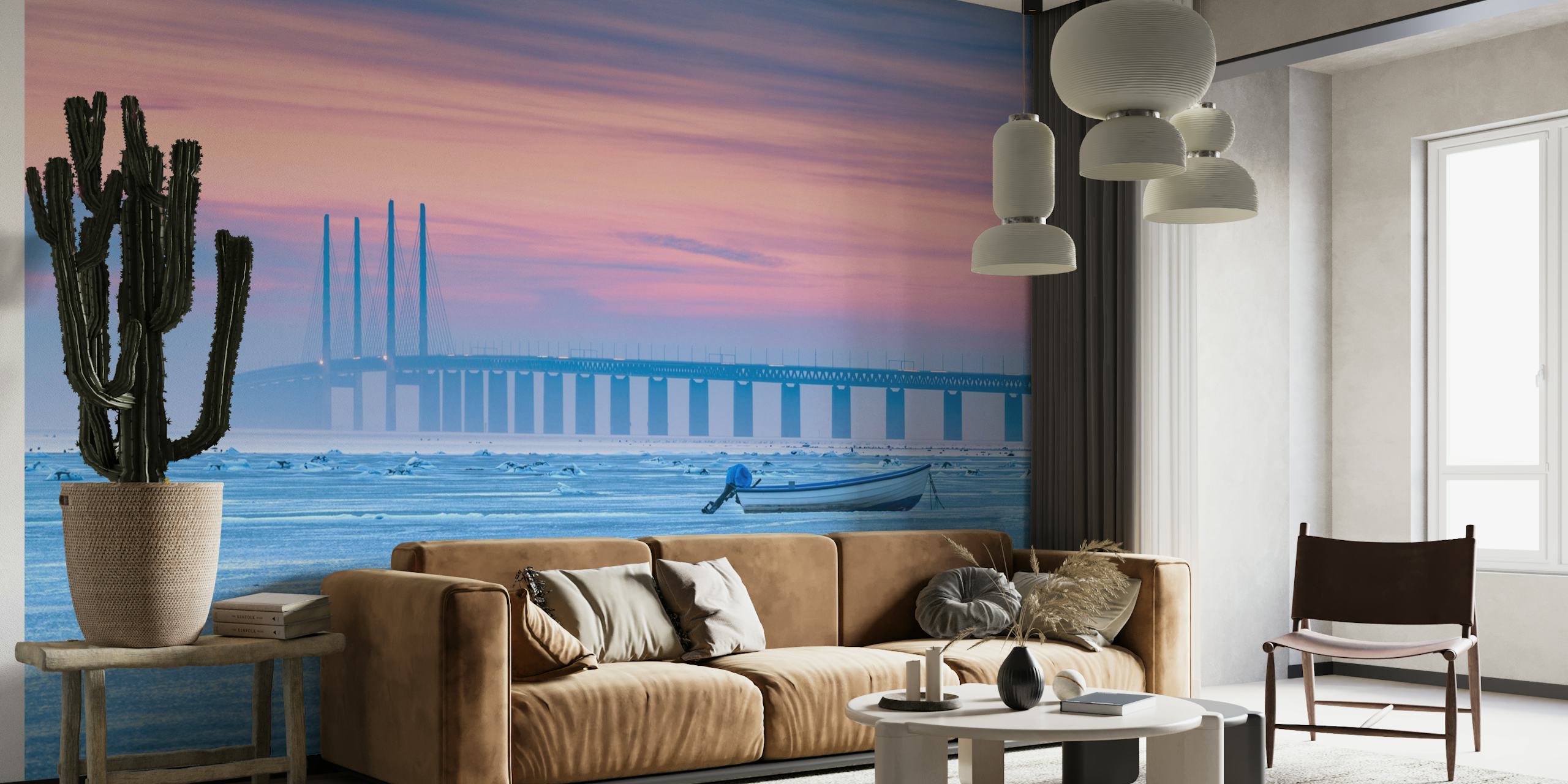 Un mural que representa un mar helado con un cielo tranquilo en colores pastel, un puente distante y un barco solitario.