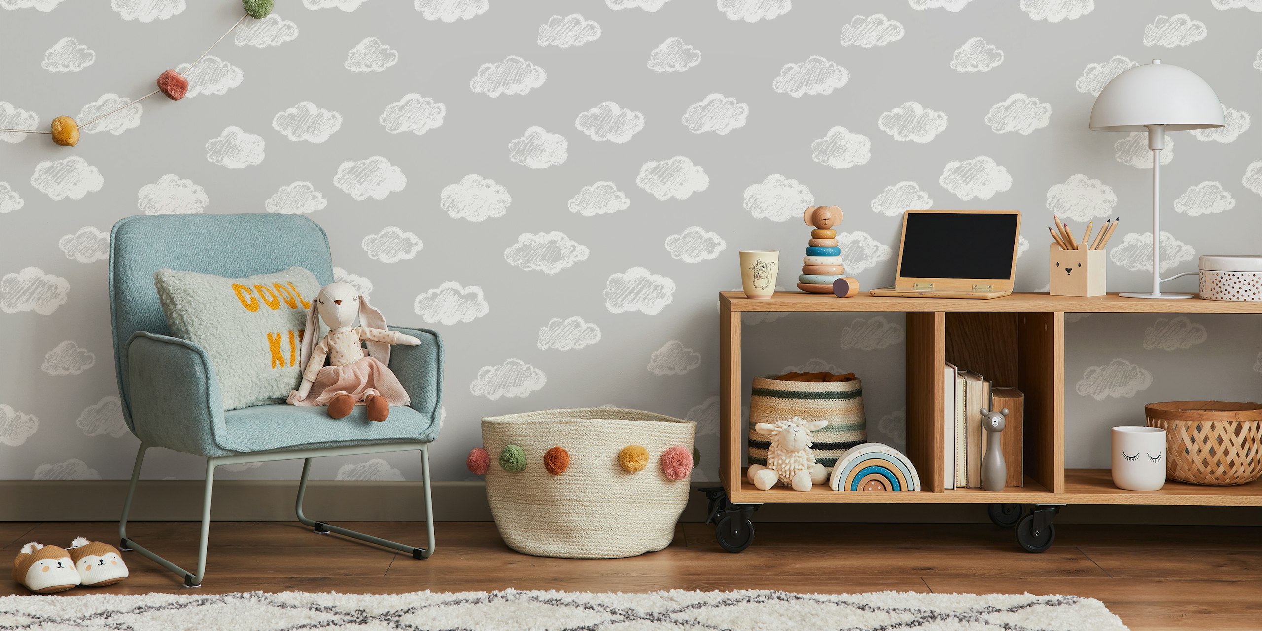 Chalk clouds pattern wallpaper σε ένα δωμάτιο